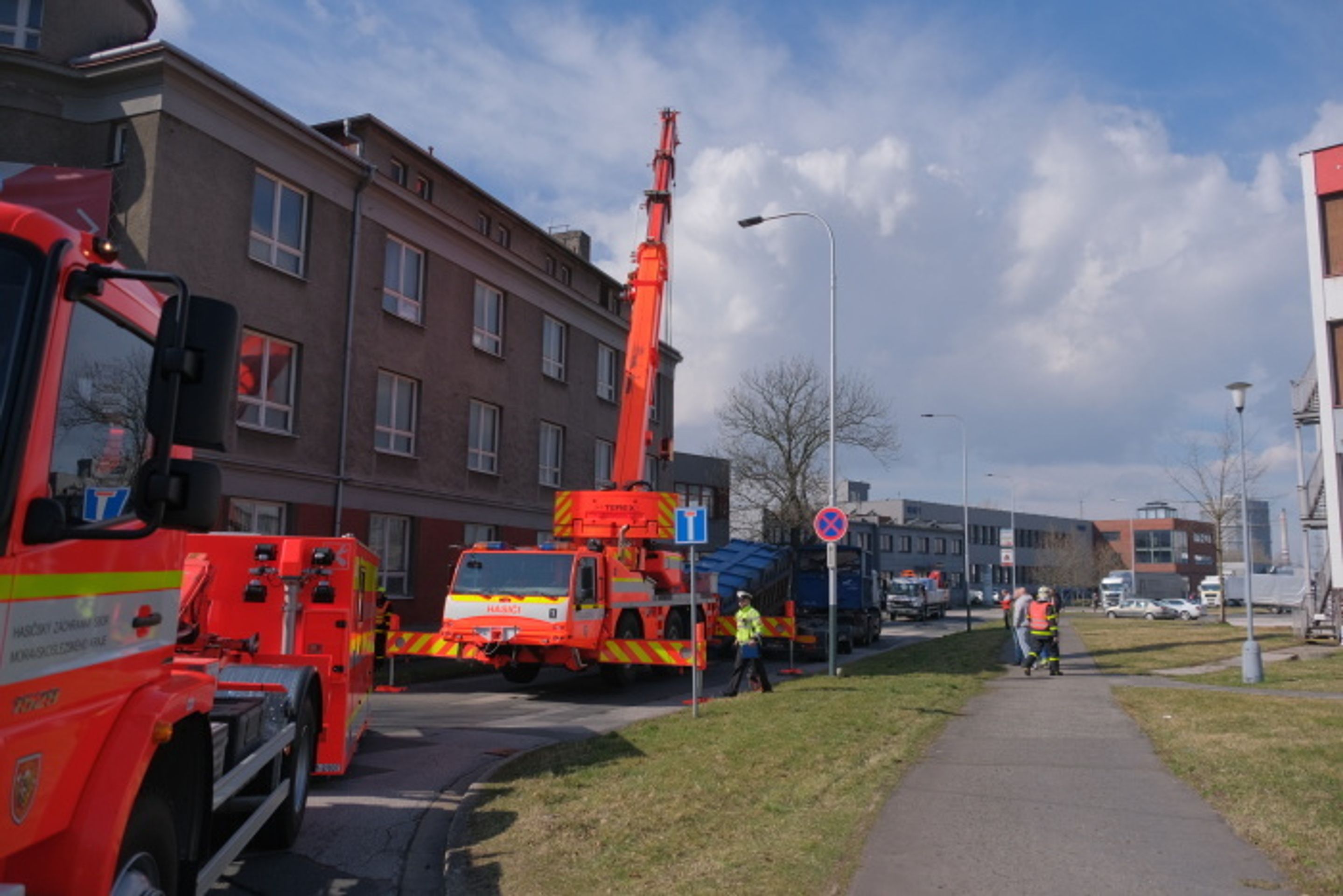 Kontejner v Ostravě spadl na policejní auto - 5 - GALERIE: Kontejner v Ostravě spadl na policejní auto (5/24)