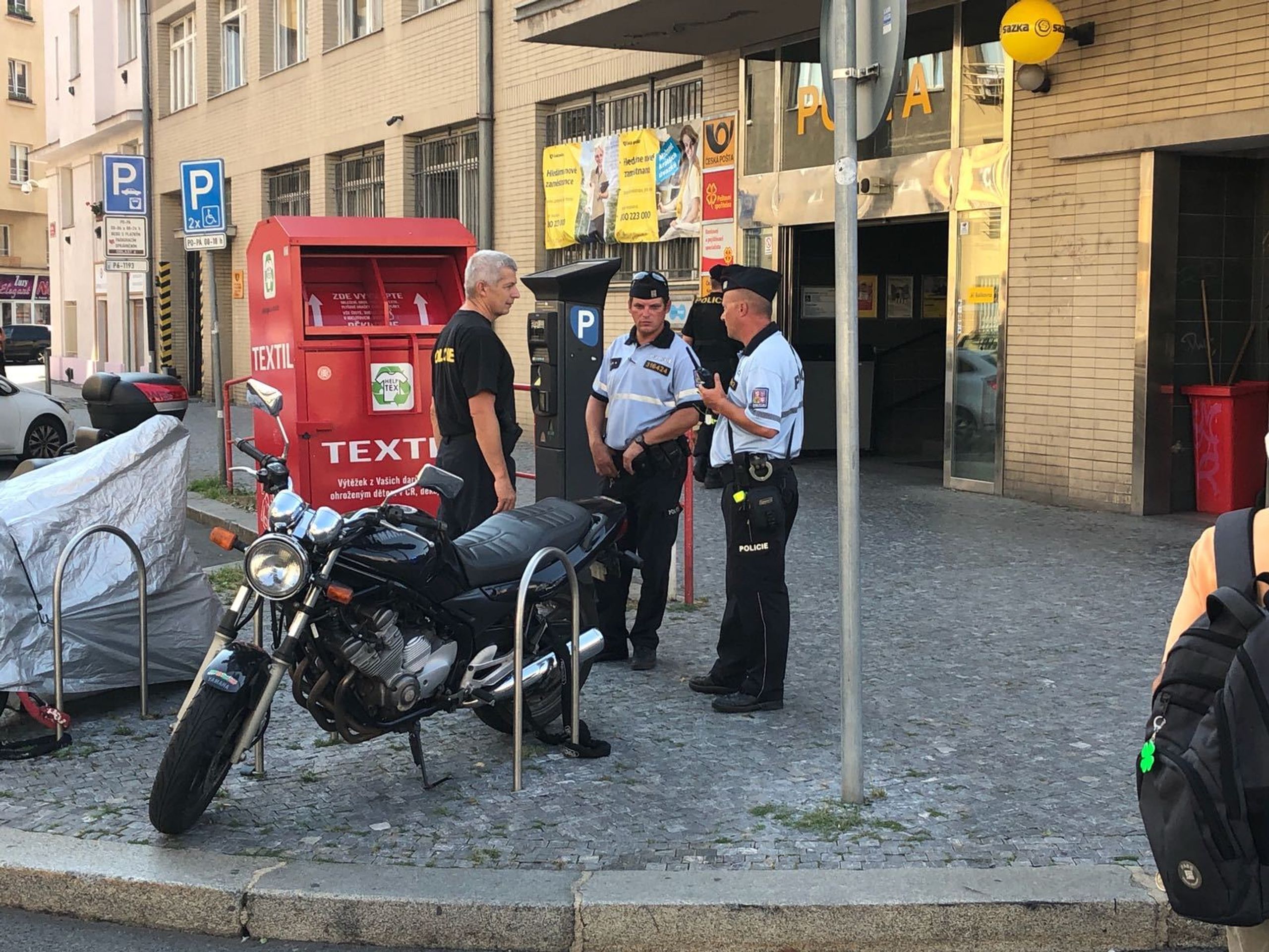 Podezřelý balíček na poště v ulici Kafkova na Praze 6 - 2 - GALERIE: Podezřelý balíček na poště v ulici Kafkova na Praze 6 (3/5)