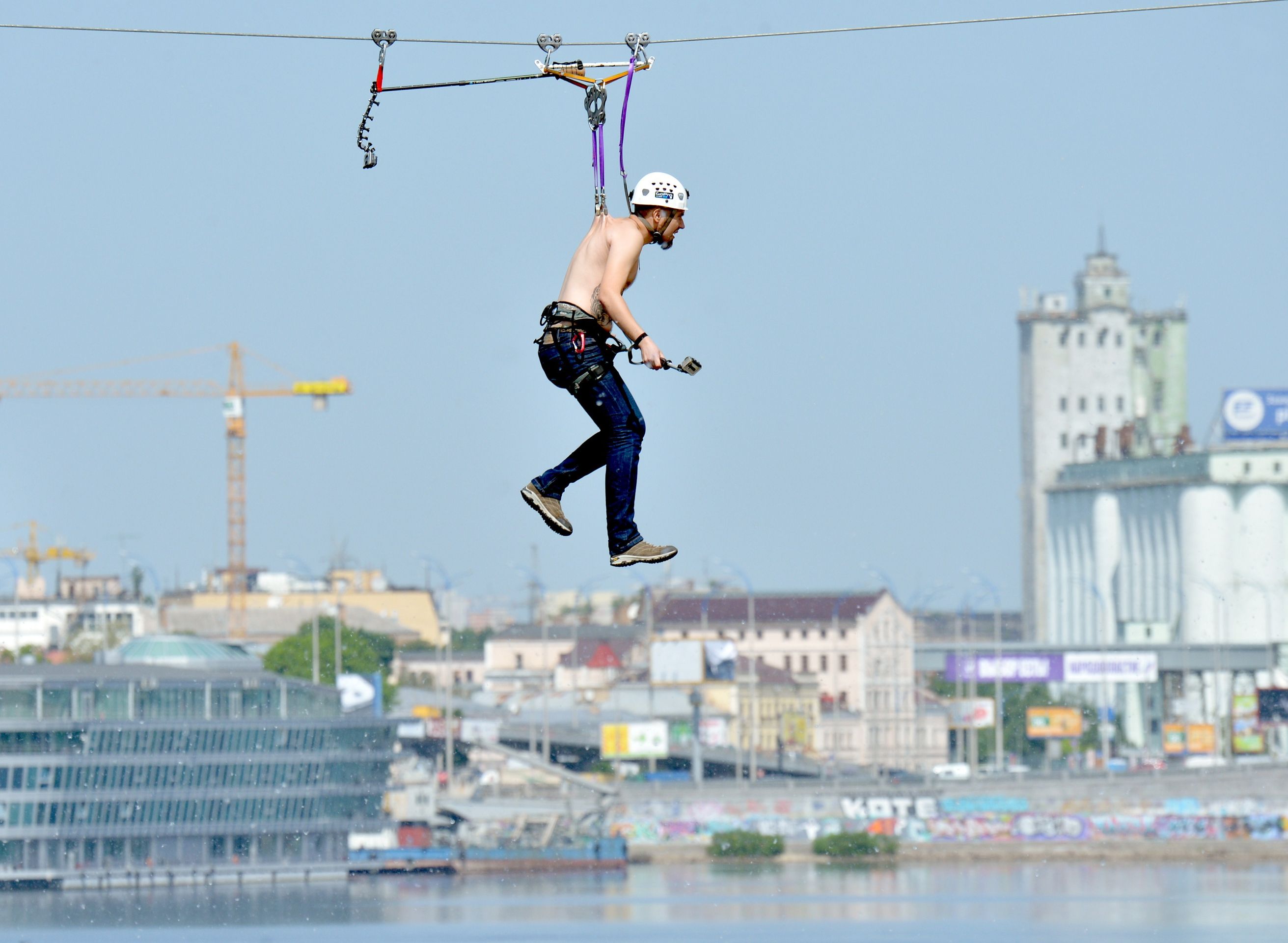Milenecký pár létal nad řekou pověšený za vlastní kůži - 10 - GALERIE: Milenecký pár létal nad řekou pověšený za vlastní kůži (2/11)