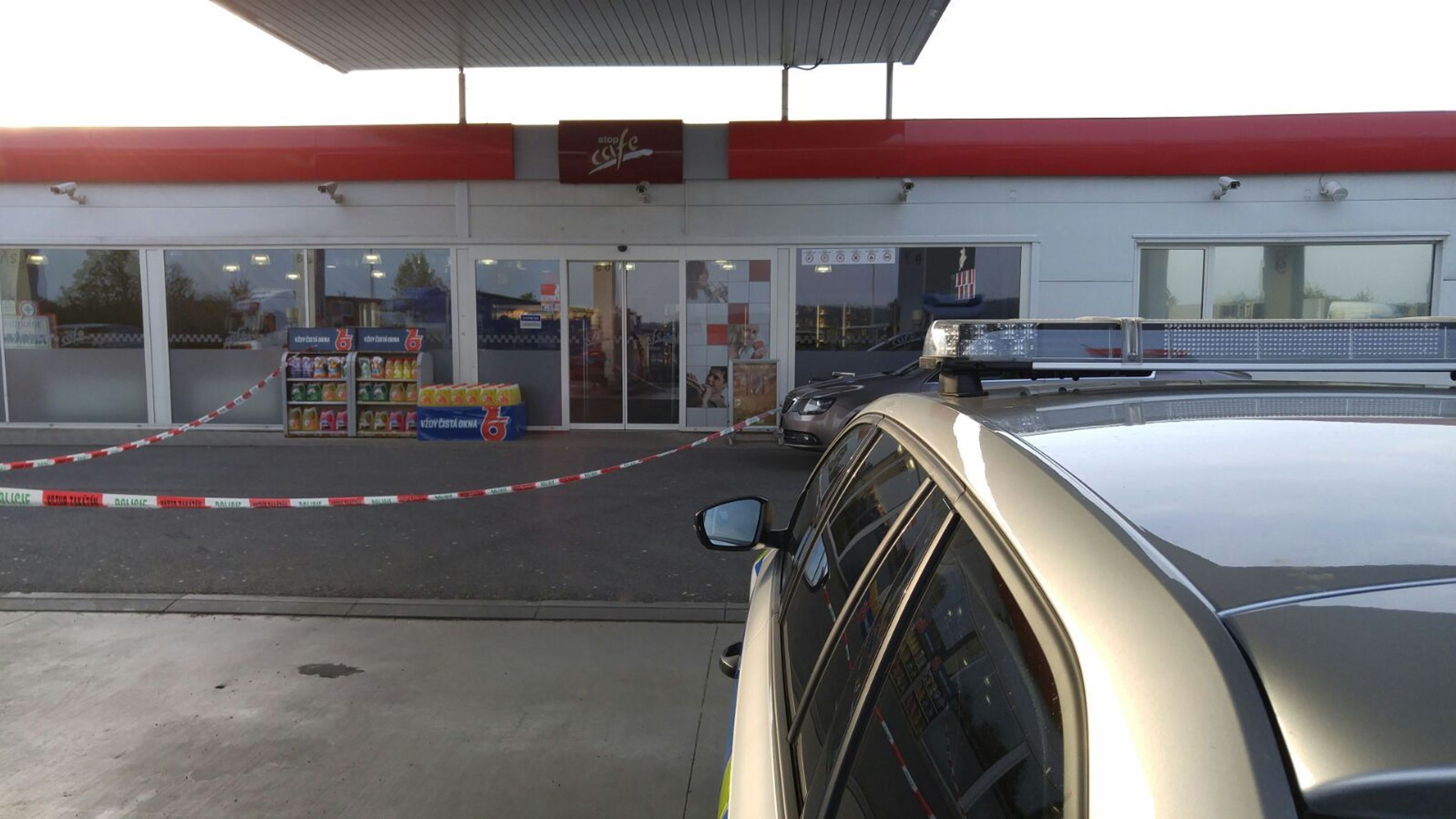 Přepadení benzinky u Plzně - 3 - GALERIE: Ozbrojenec přepadl benzinku u Plzně (4/6)