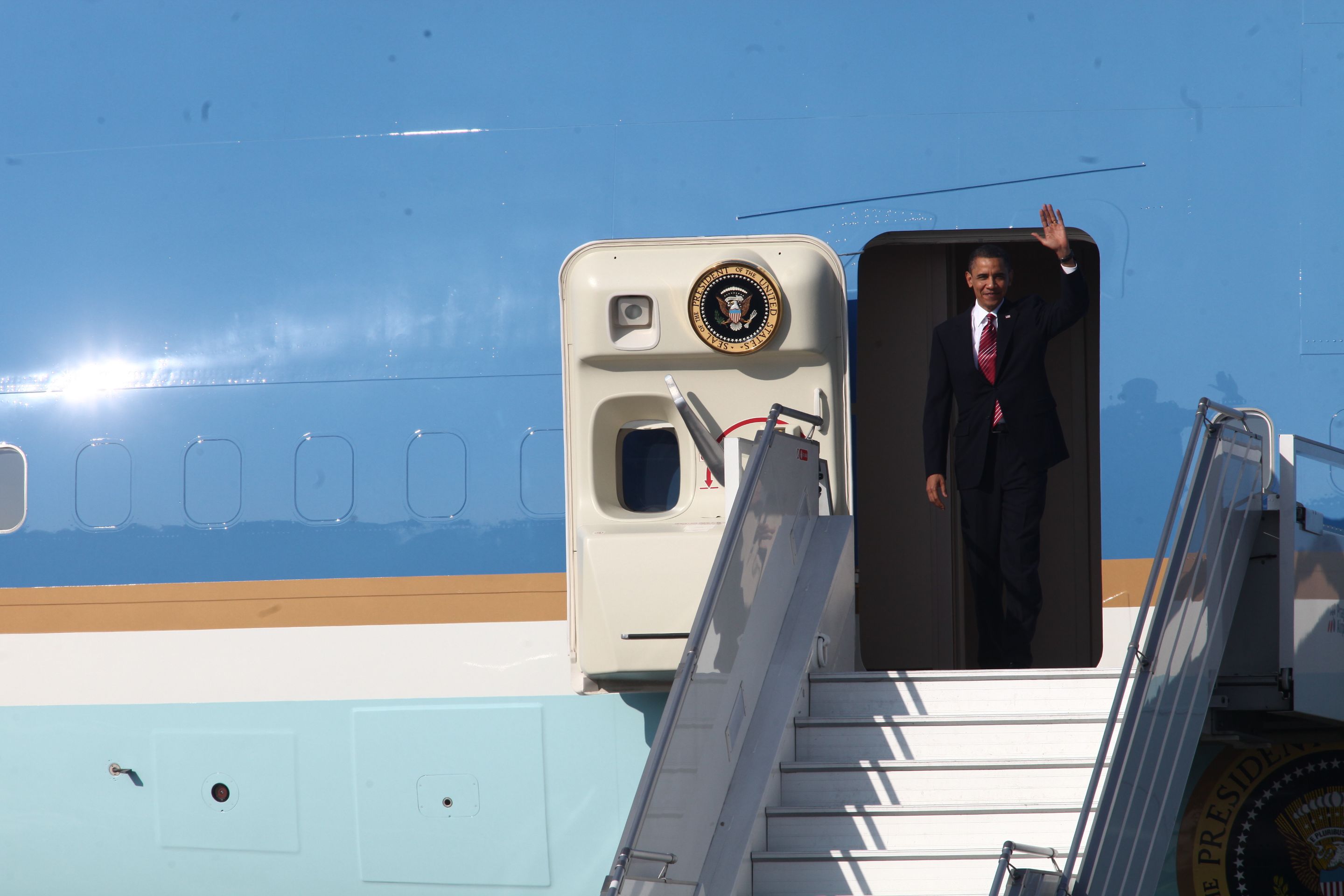 Barack Obama vystupuje z letadla - GALERIE: Obama přiletěl do Prahy (5/5)
