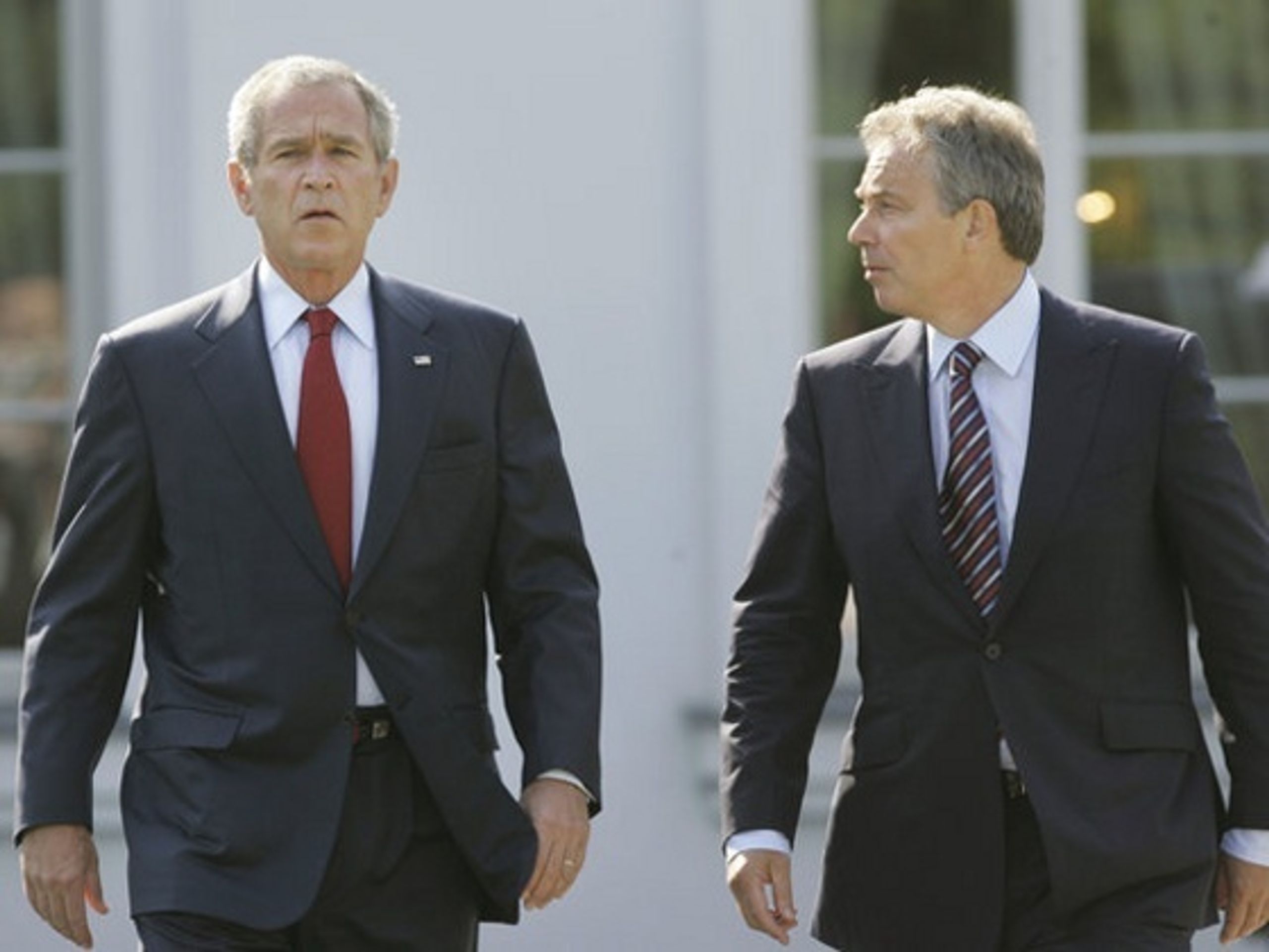 Tony Blair (vpravo) už je katolíkem. - Summit G8: Putin navrhl Bushovi základnu v Ázerbajdžánu (2/2)