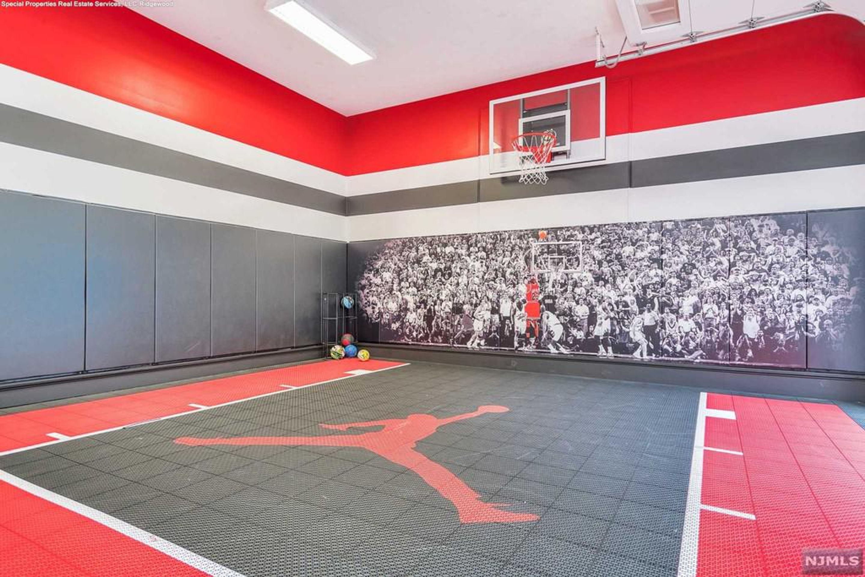 Tady v té místnosti zase basket - GALERIE: Sídlo Tima Cahilla (3/6)