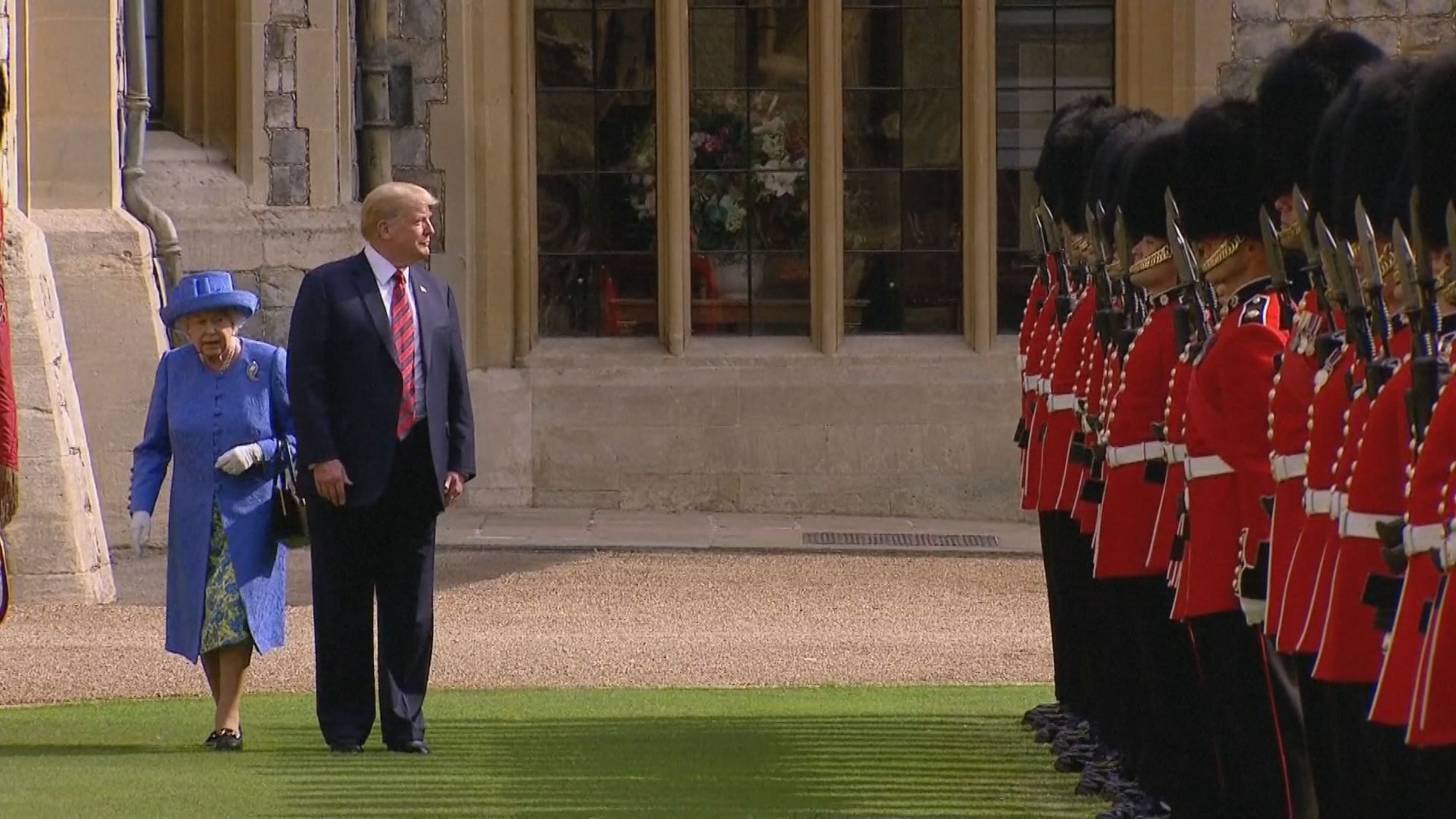 Donald Trump a královna Alžběta II. - 5 - GALERIE: Trapas Donalda Trumpa před britskou královnou (8/12)