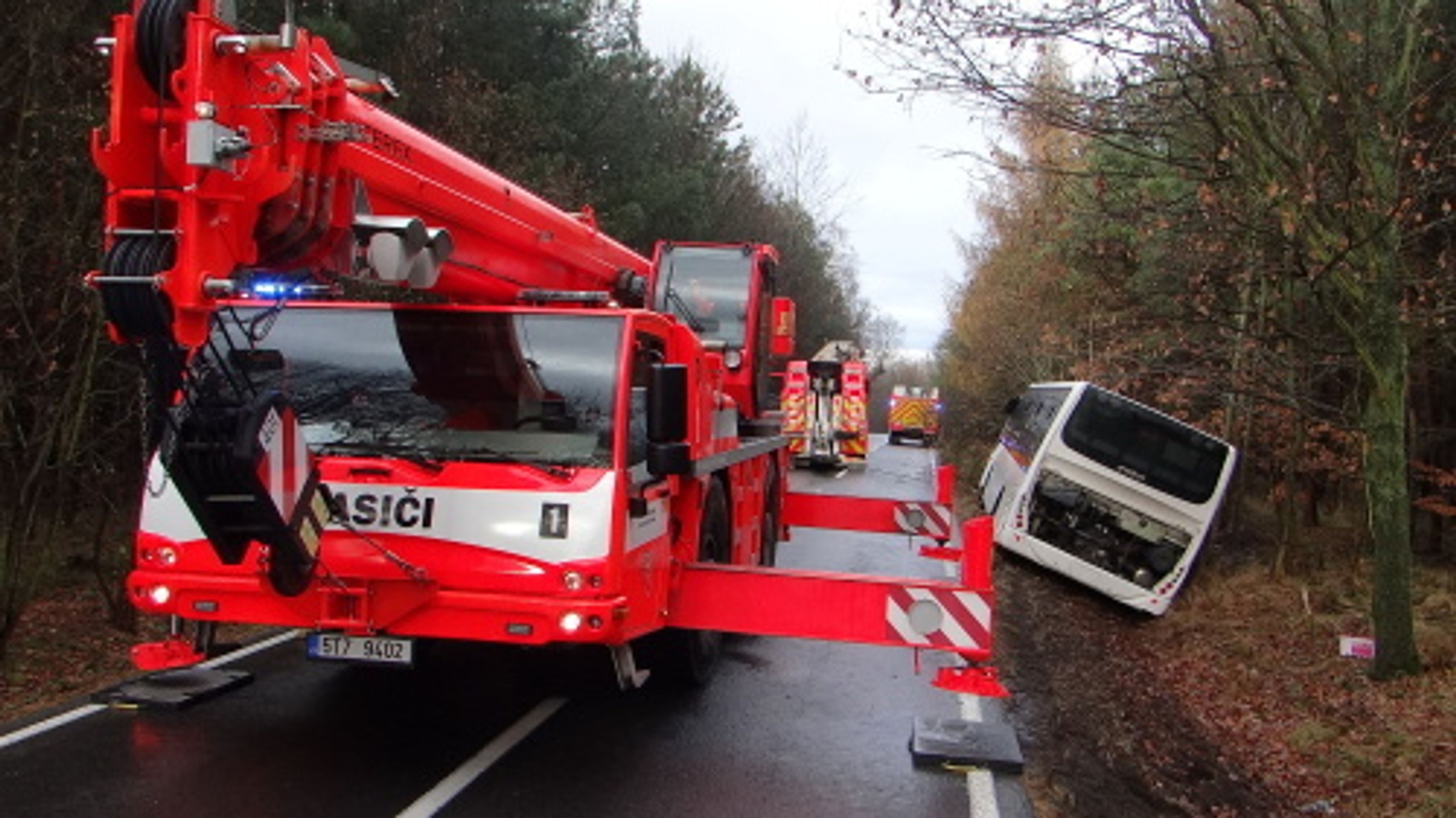 Autobus v příkopu na Opavsku vyprošťovali hasiči - 3 - GALERIE: Autobus na Opavsku vyprošťovali z příkopu hasiči (18/20)