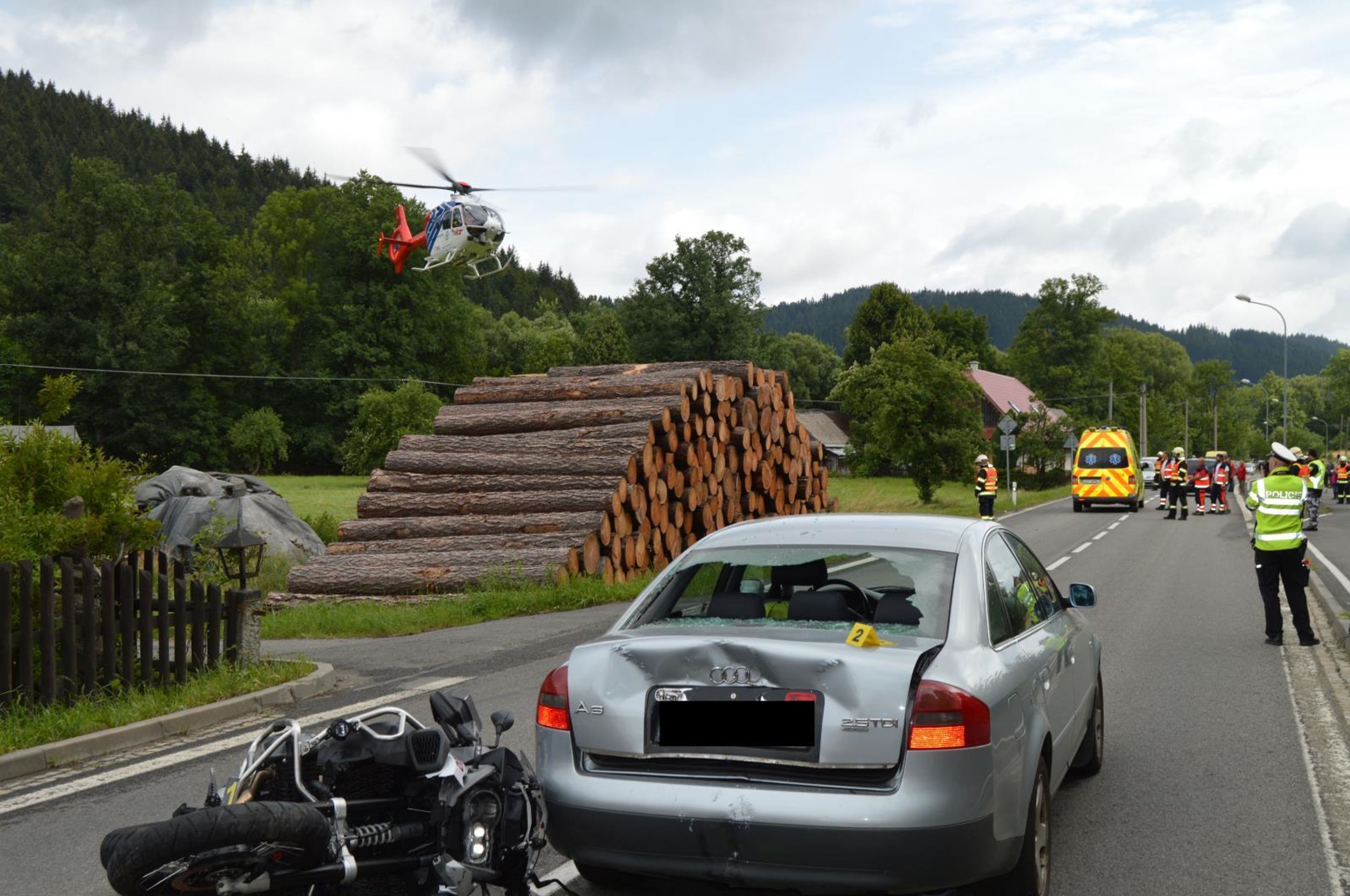 Spolujezdkyně se vážně zranila při nehodě motorky - 7 - GALERIE: Vážná nehoda na Vsetínsku (2/8)