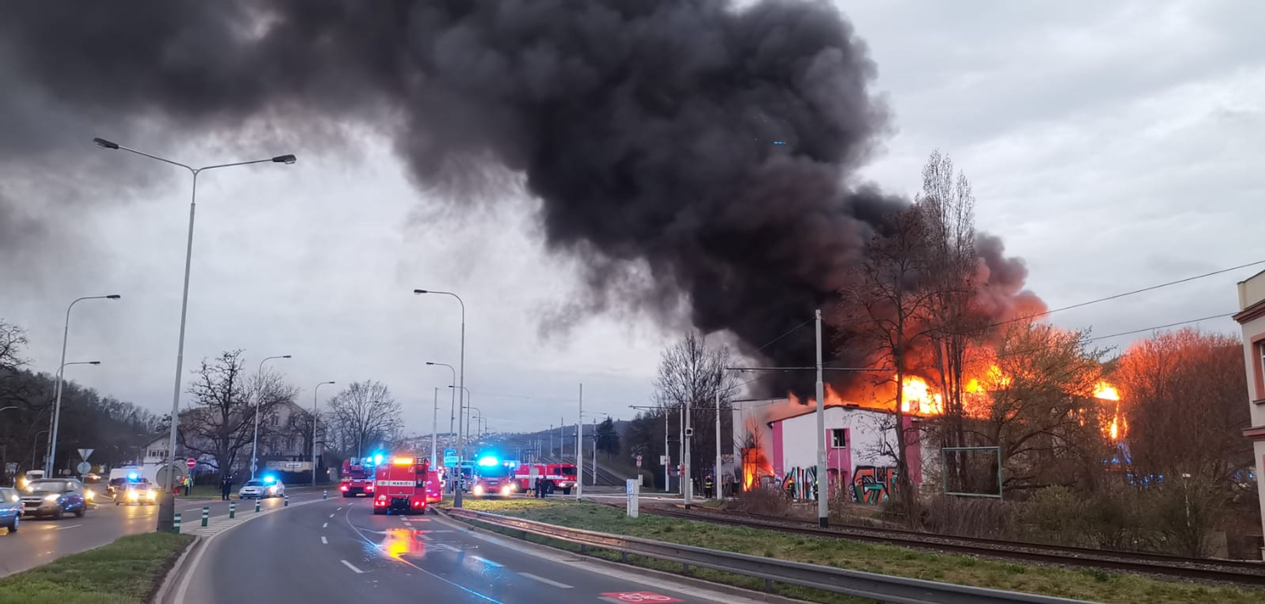 Požár haly v Modřanech - GALERIE: Požár haly v Modřanské ulici (2/9)