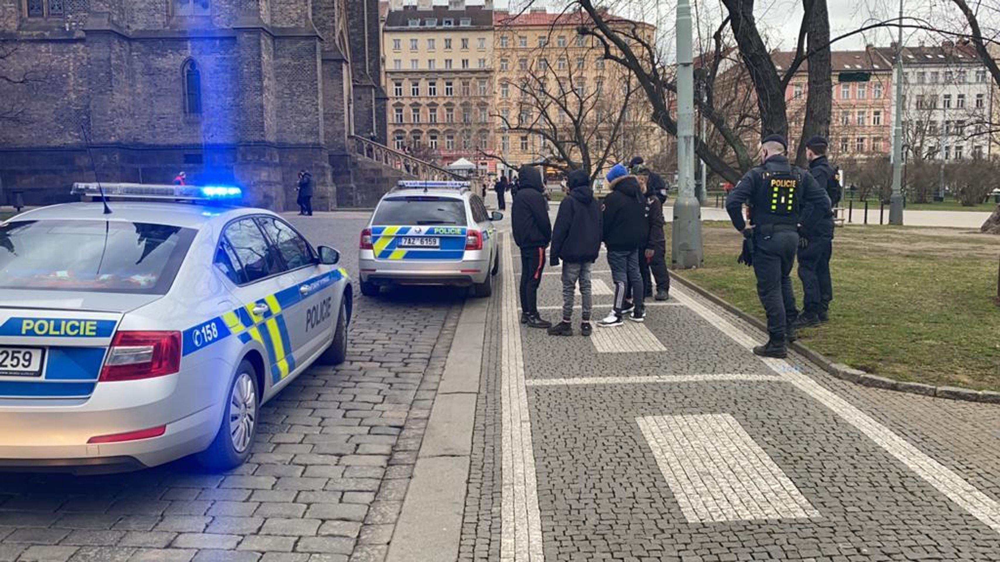 Policisté nejspíš překazili velkou bitku dětí v centru Prahy - 5 - GALERIE: Policisté v centru Prahy překazili bitku desítek dětí (3/7)