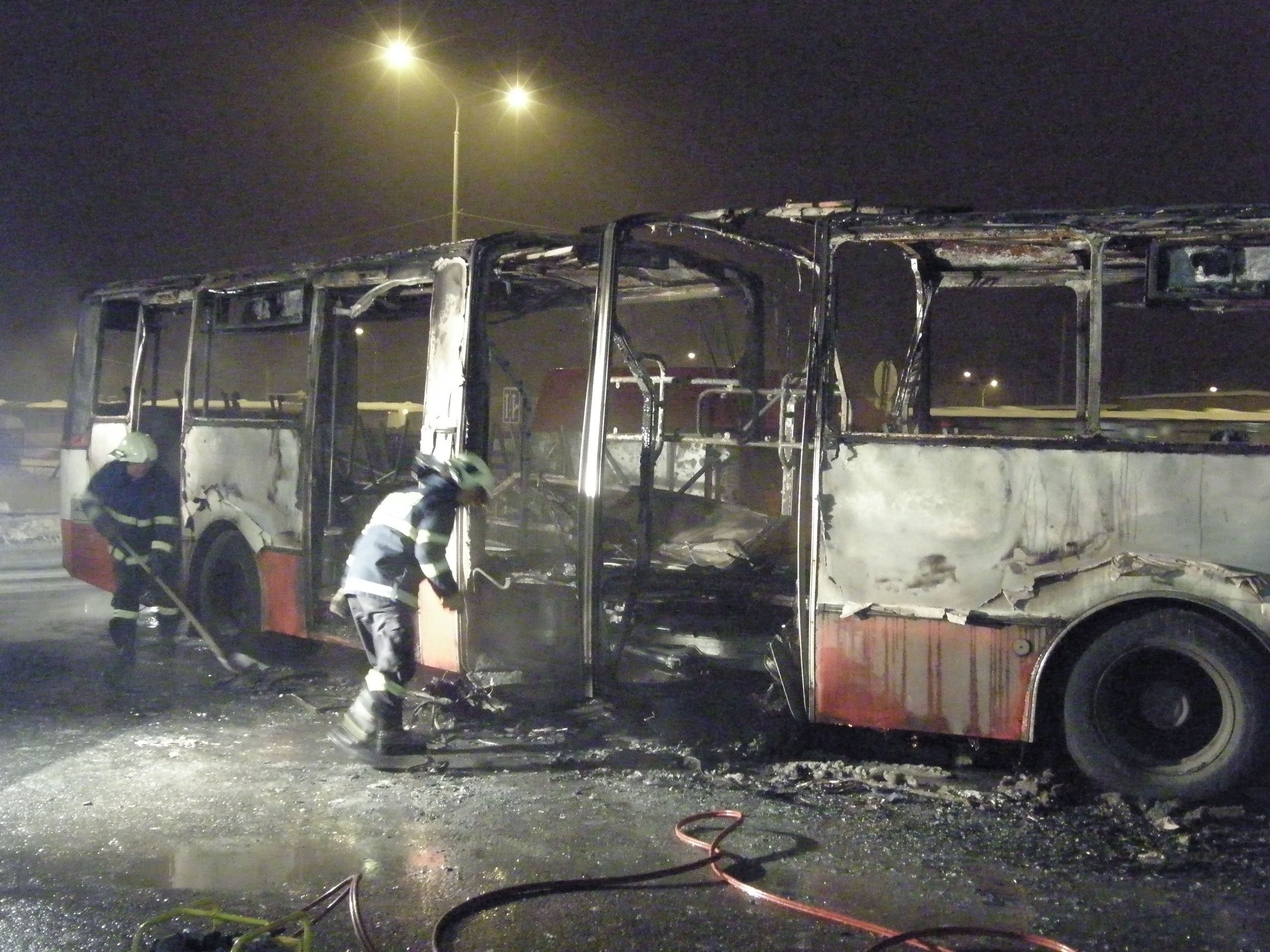 V Praze shořel autobus MHD. - GALERIE: v pražských Kobylisích téměř shořel autobus MHD (2/4)