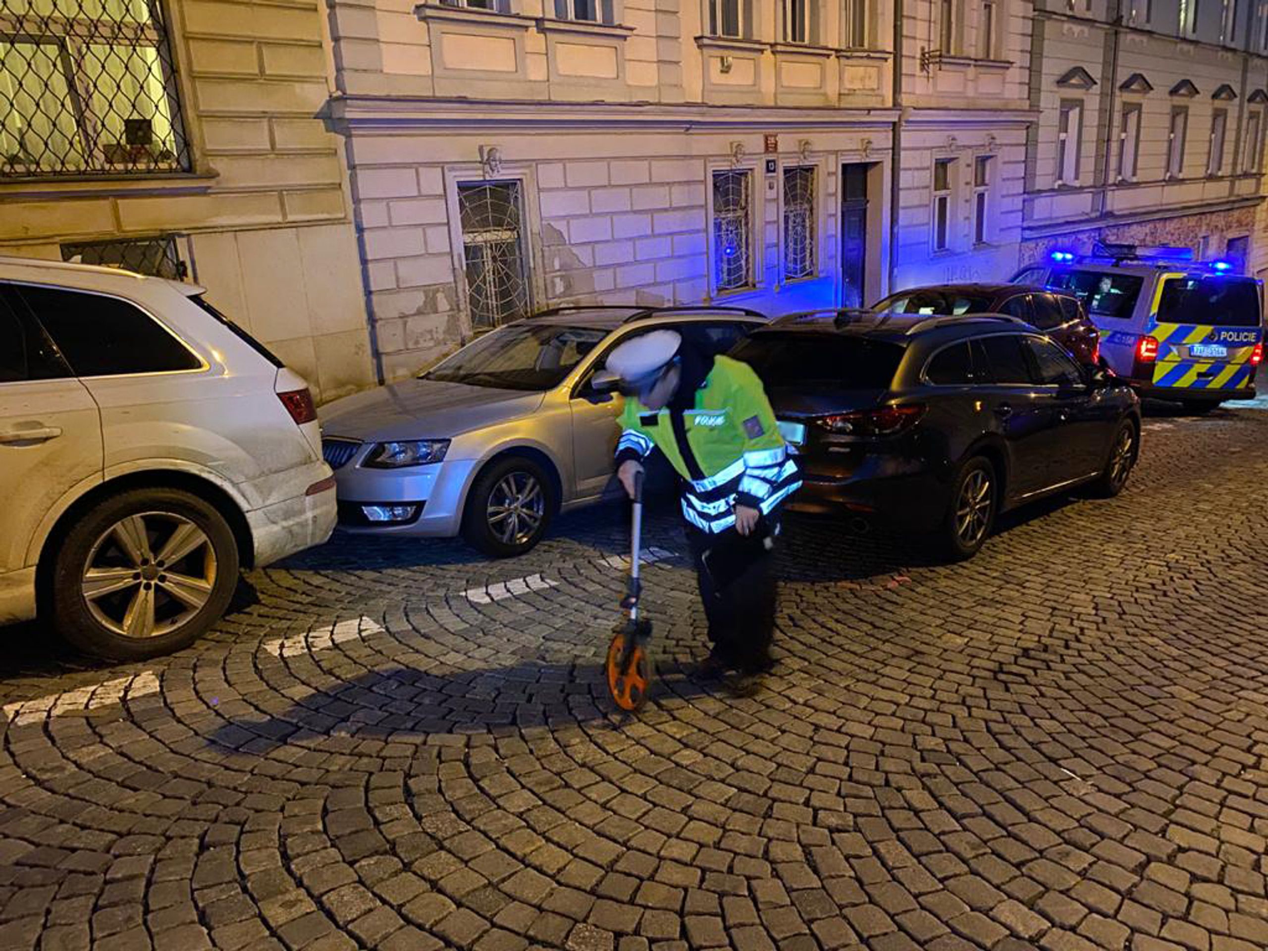 Auto bez řidiče se rozjelo a nabouralo několik stojících aut - 1 - GALERIE: Auto bez řidiče se rozjelo a nabouralo několik stojících aut (1/4)