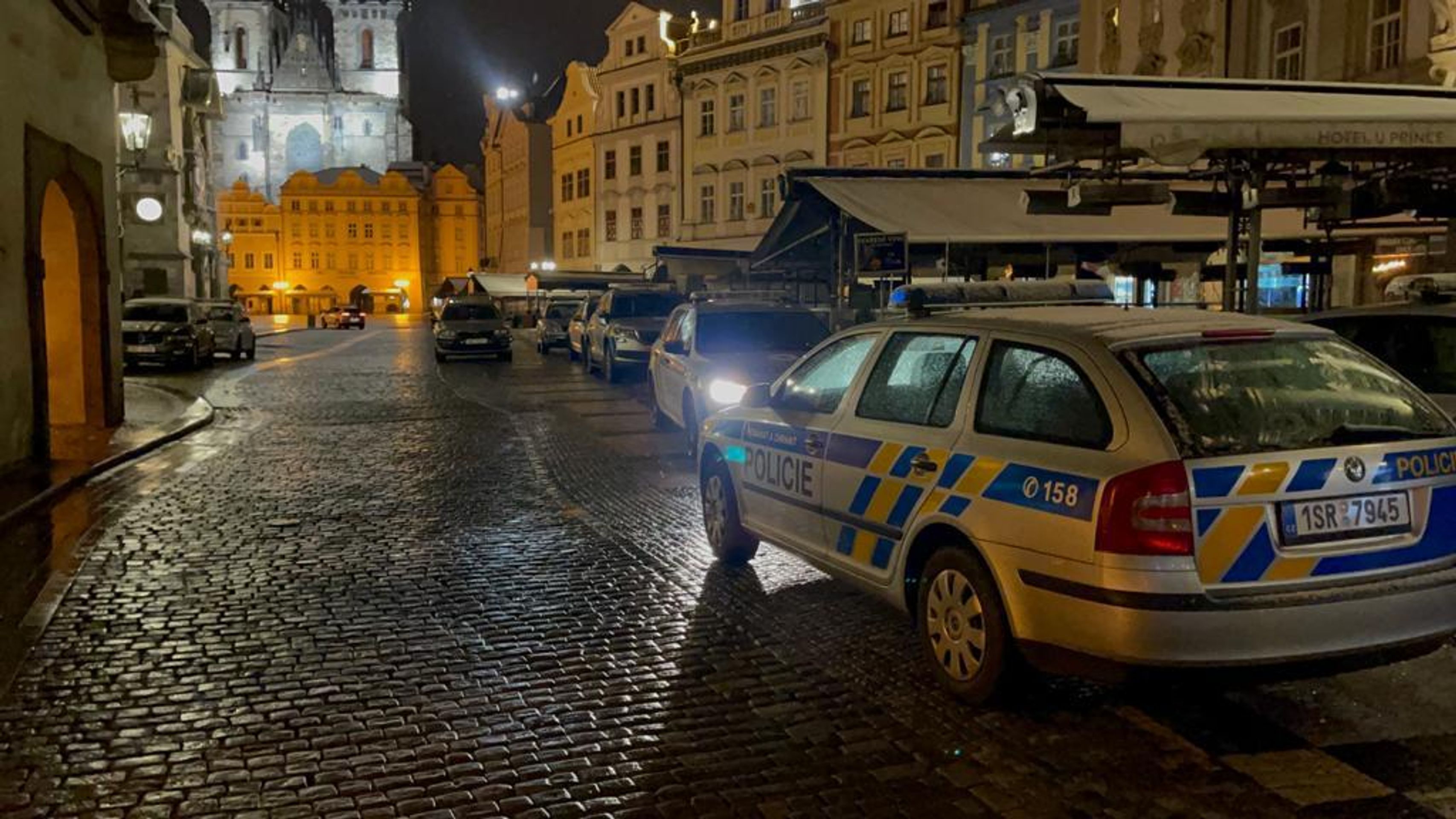 Razie v hotelu U Prince - 3 - GALERIE: Zásah policistů v otevřených podnicích v Praze (6/8)