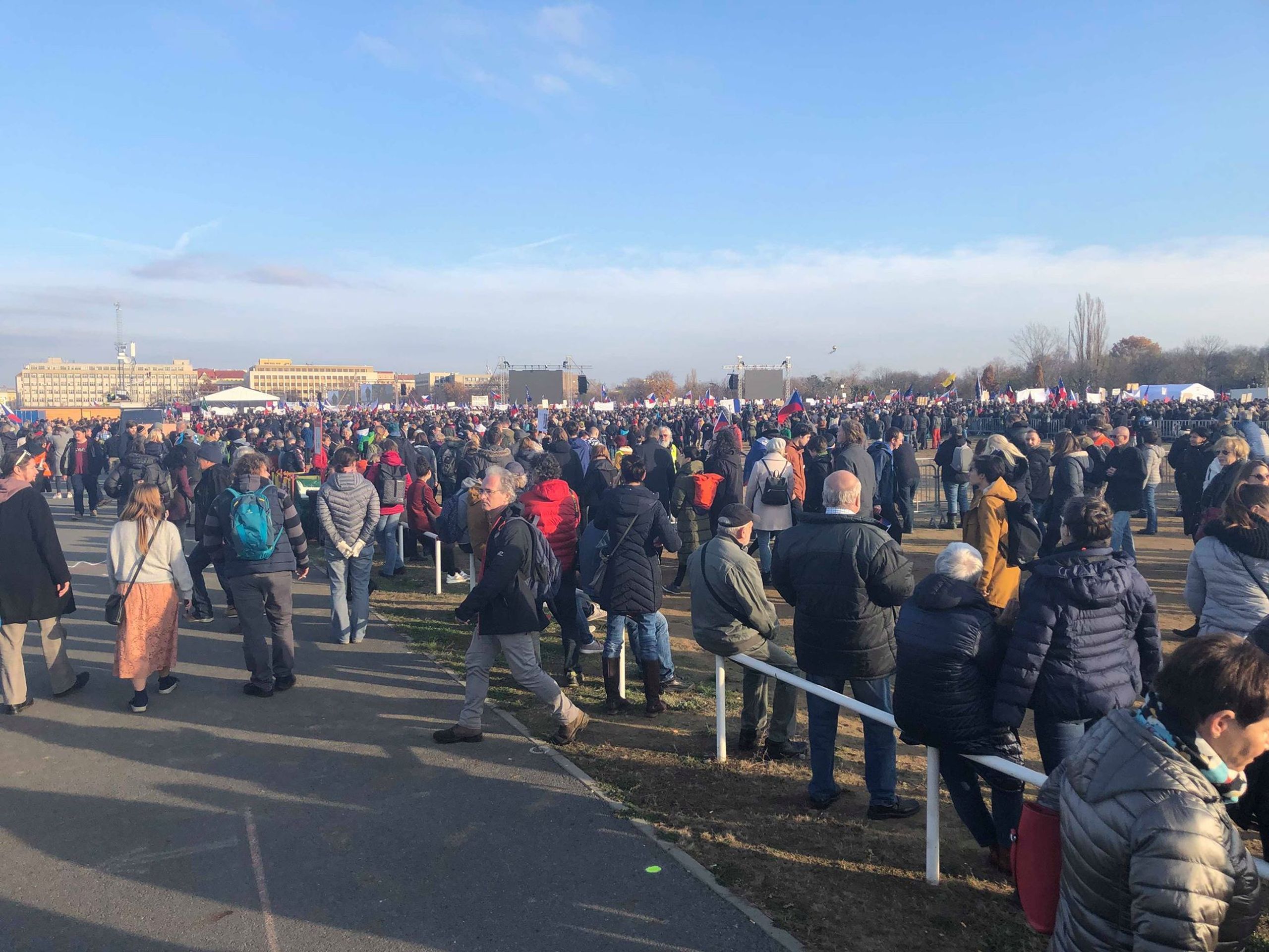Na Letné protestuje přes 200 tisíc lidí - 13 - GALERIE: Demonstrace na Letné - 16. listopadu (2/14)