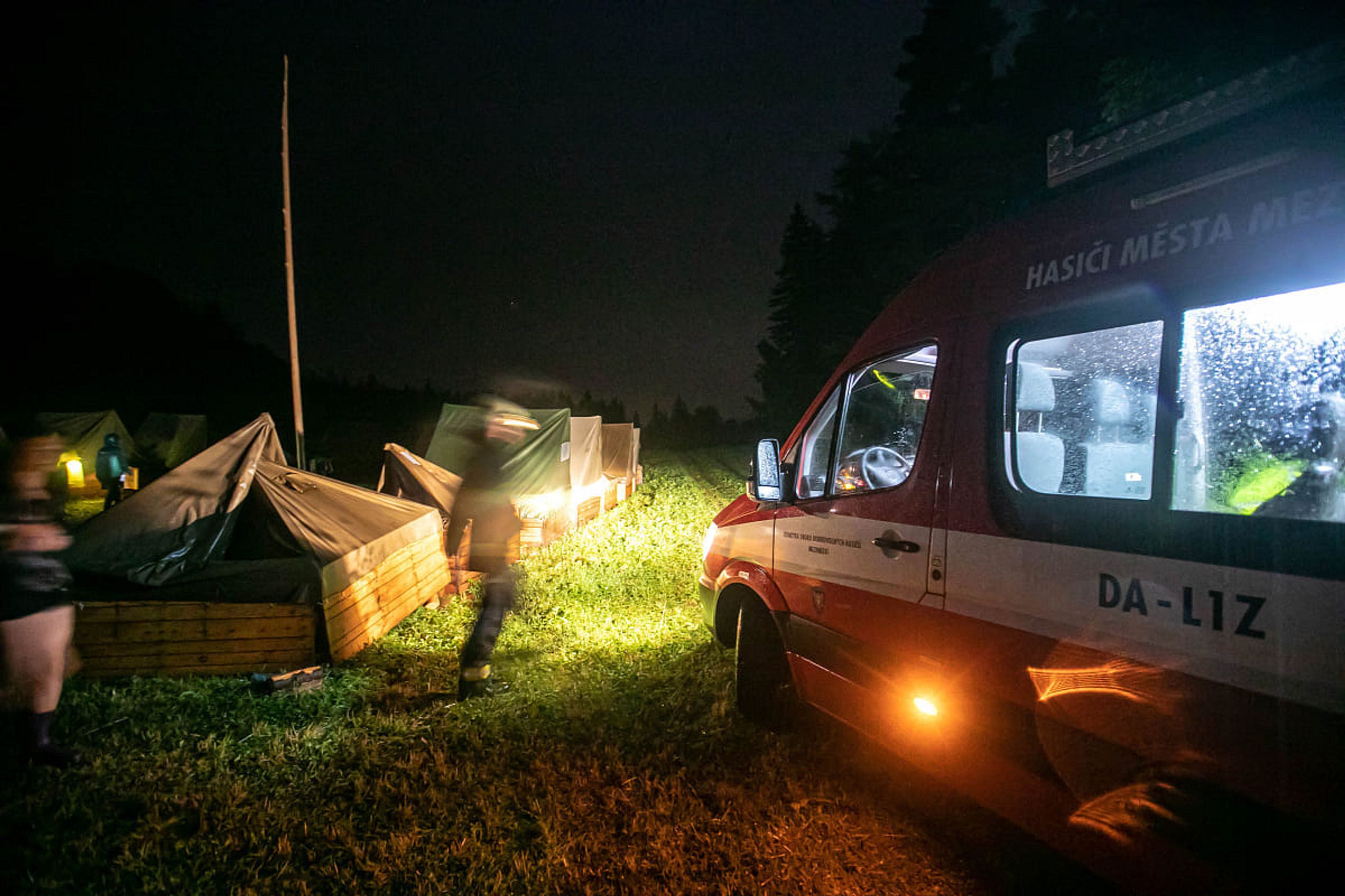 Hasiči pomáhali s evakuací dětí z dětských táborů - 8 - GALERIE: Hasiči pomáhali s evakuací dětí z dětských táborů (8/8)