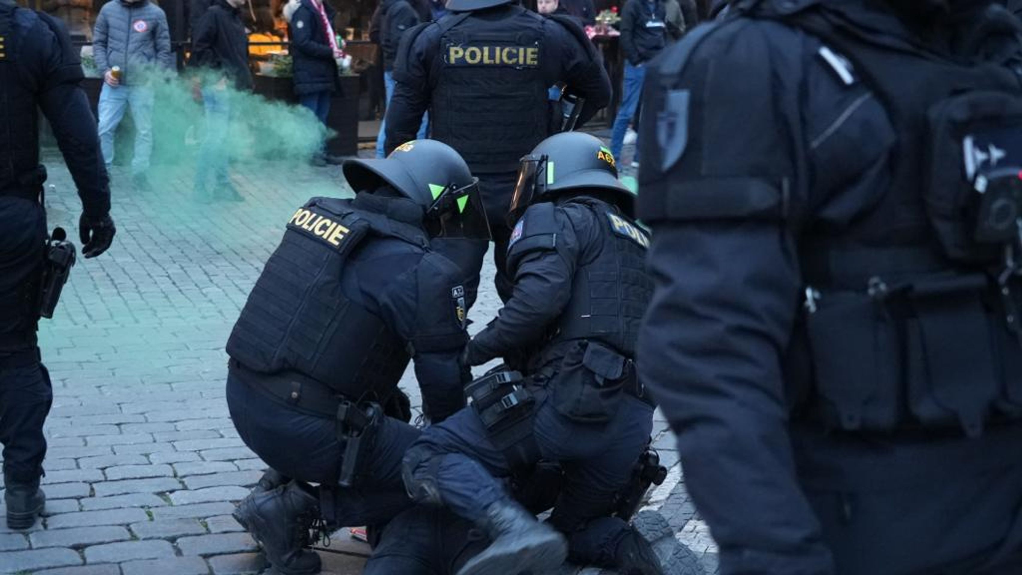 Policejní zákrok proti holandským fanouškům na Staroměstském náměstí (5) - Policejní zákrok proti holandským fanouškům (6/11)