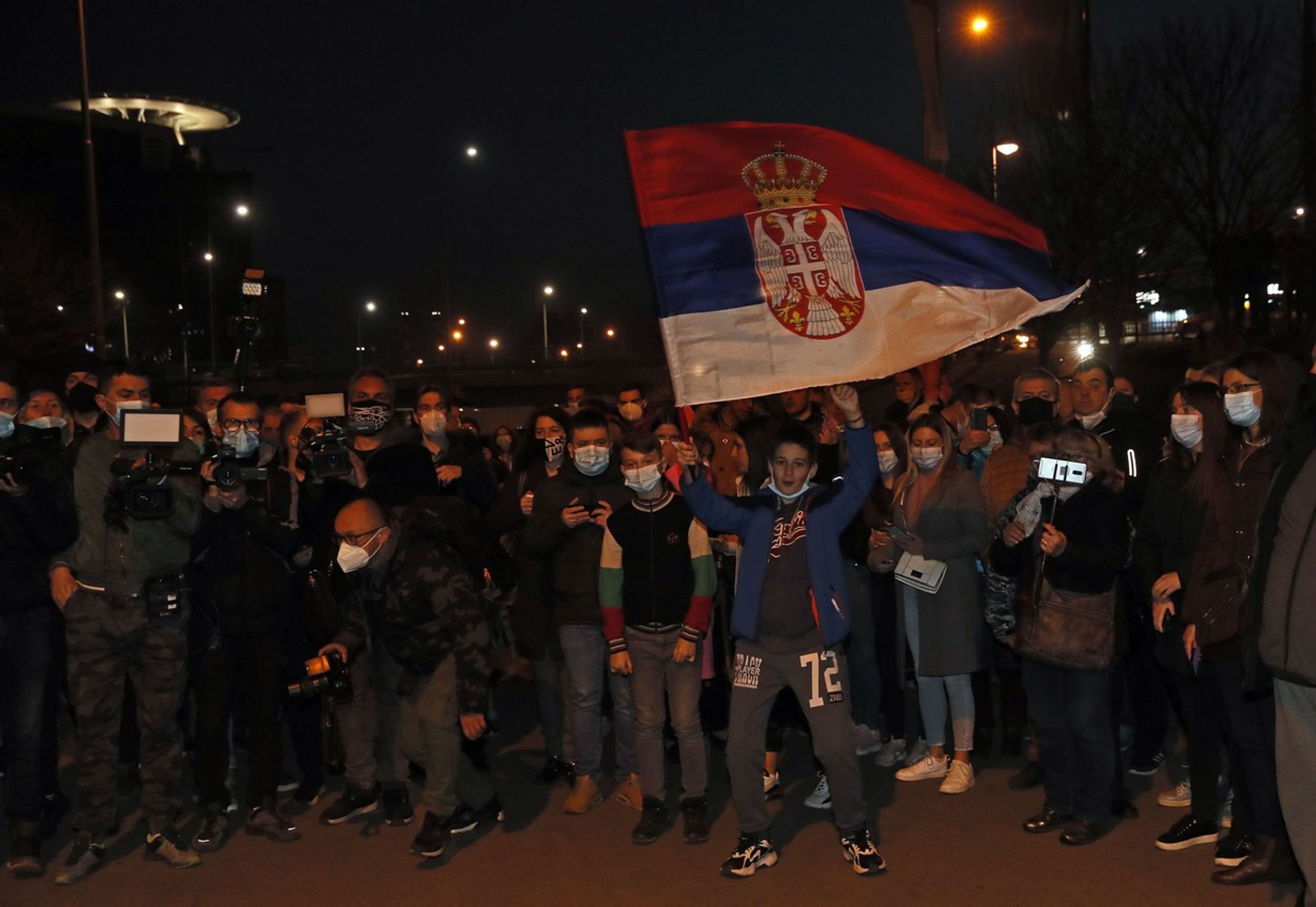 Zástup fanoušků, který přišel oslavit Djokovičův úspěch - GALERIE: Bouřlivé oslavy! Djokovič v davech lidí pandemii navzdory (3/8)