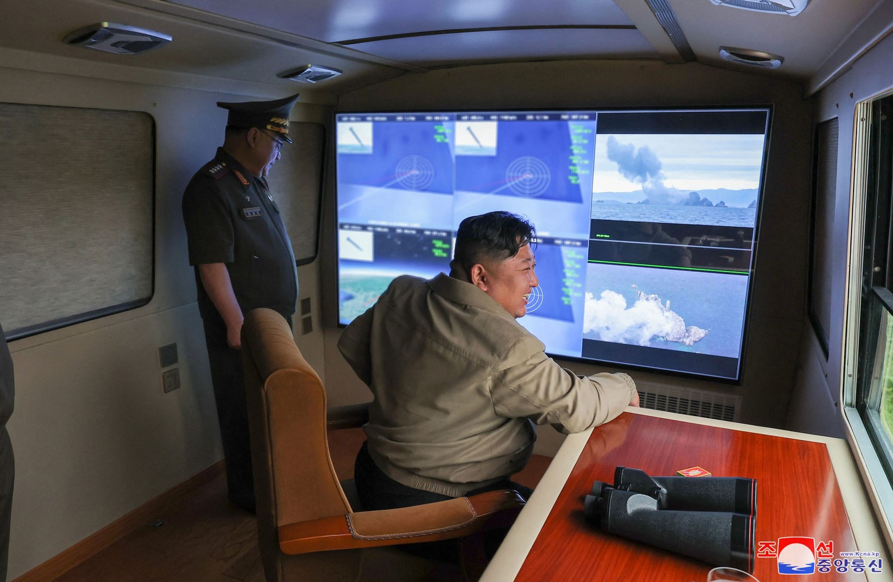 Kim Čong-un na návštěvě továrny na výrobu obohaceného uranu, 13. 9. 2024 (3) - Kim Čong-un na návštěvě továrny na výrobu obohaceného uranu (2/5)