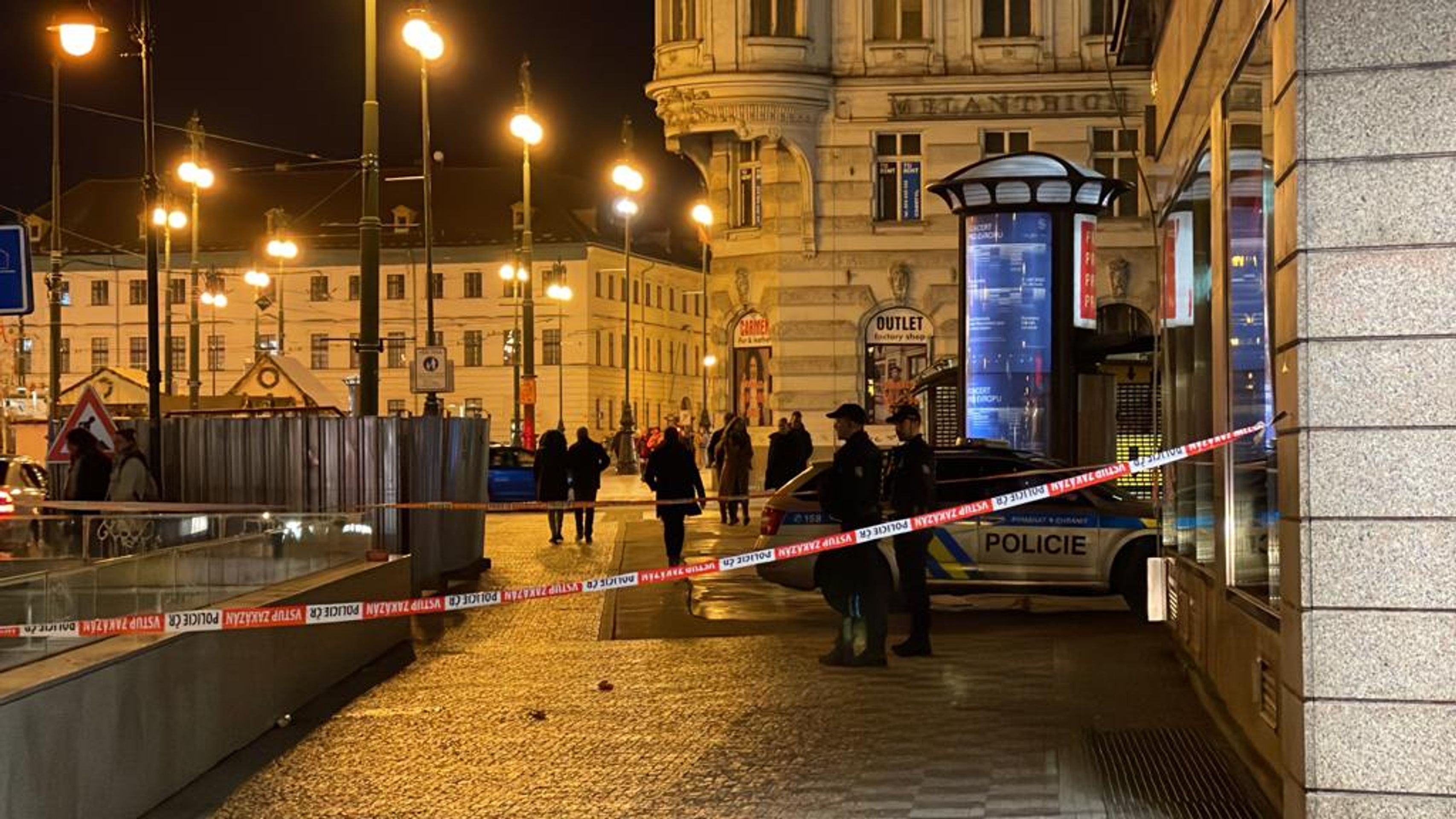 Konflikt před obchodním centrem Kotva - Konflikt před obchodním centrem Kotva (10/19)