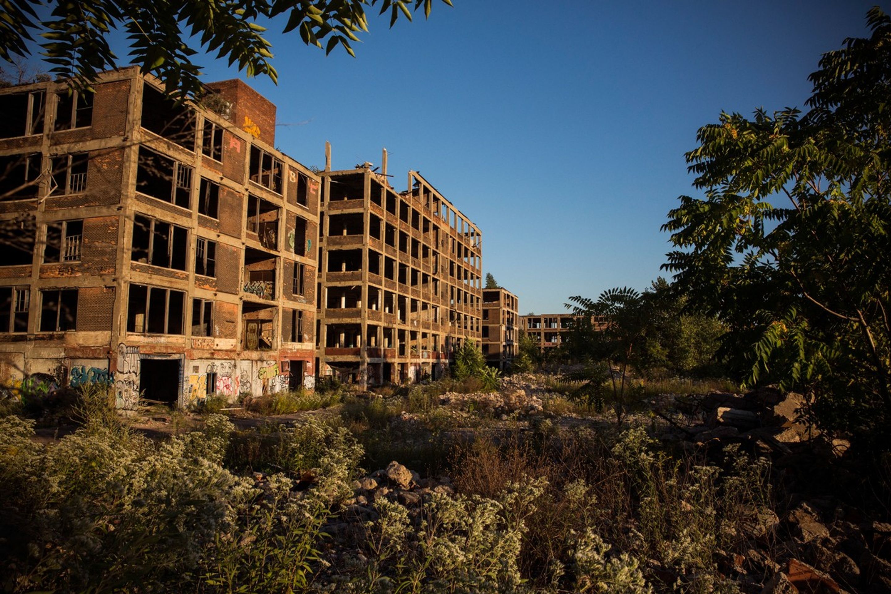 Packard Automotive Plant v Detroitu - Slavná obří továrna Packardu v Detroitu v dobách největší slávy a dnes (9/22)