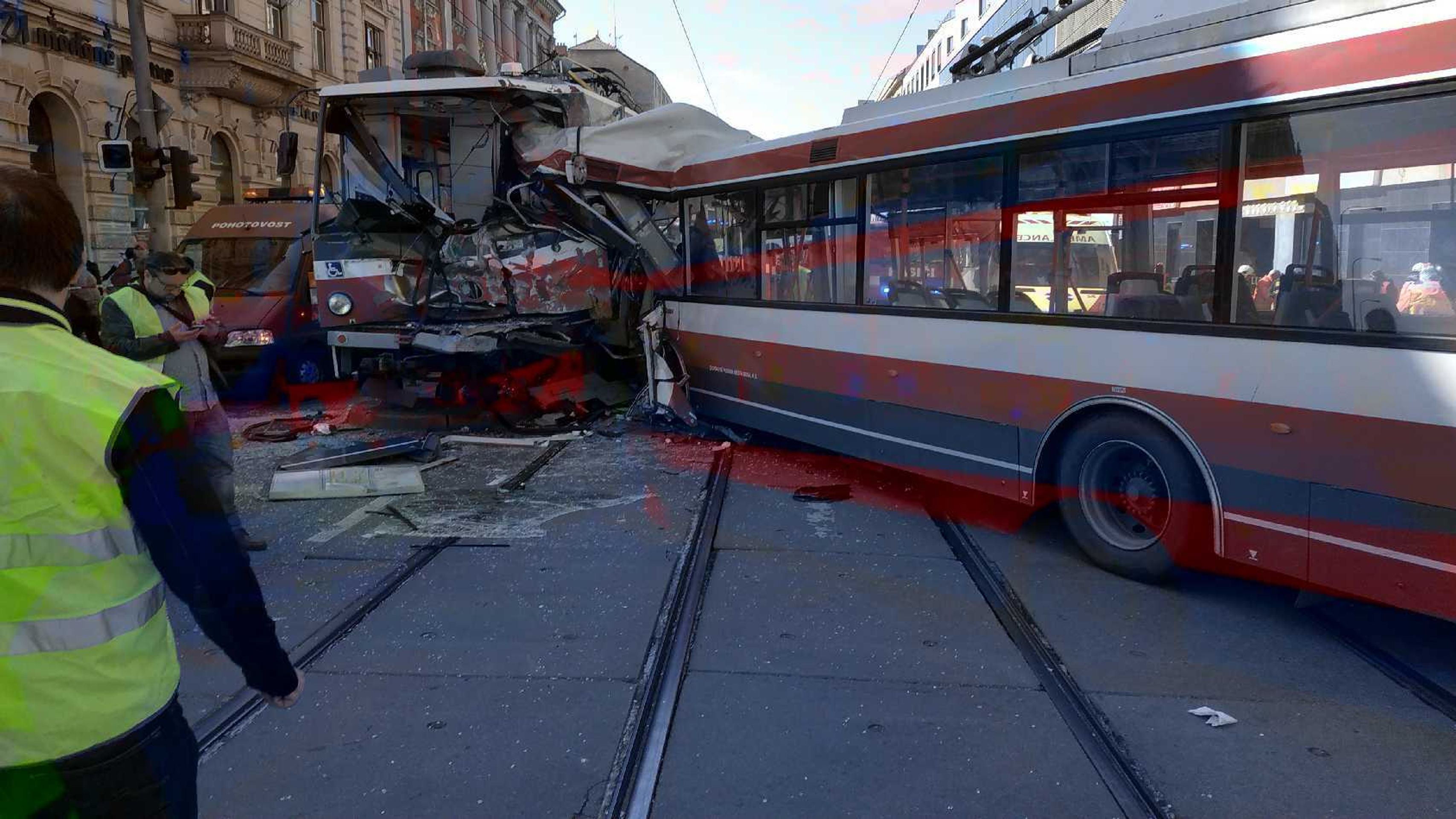 Nehoda tramvaje a trolejbusu - 3 - GALERIE: Srážka tramvaje a trolejbusu v Brně (12/16)