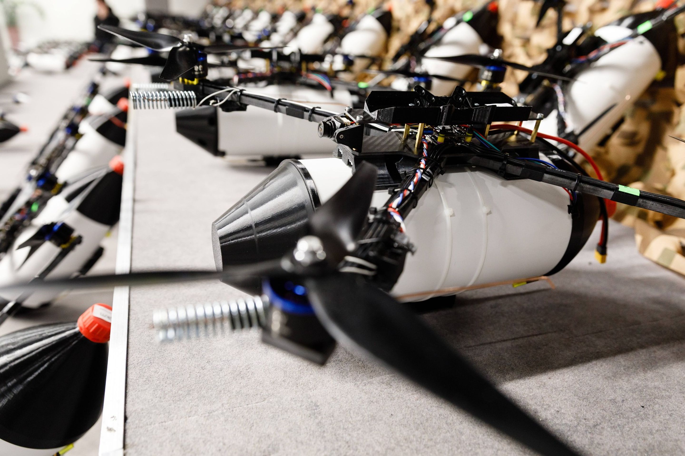 Drony FPV na optických vláknech, odolné vůči elektronickému boji a létající dvakrát tak daleko - Využívané drony ve válce na Ukrajině (1/3)