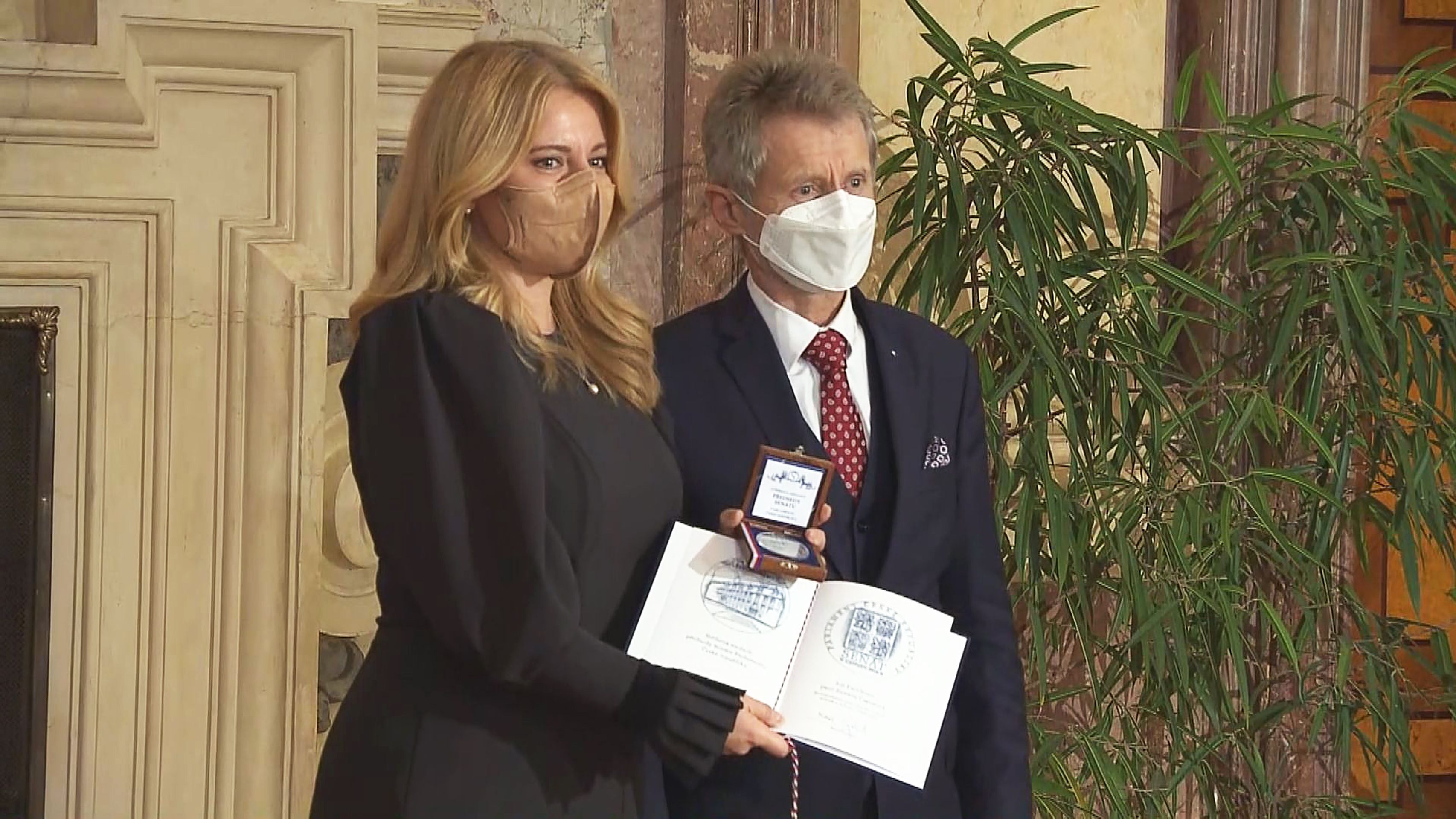 Zuzana Čaputová přebírá medaily (3) - Návštěva slovenské prezidentky Čaputové u Zemana v nemocnici (4/14)