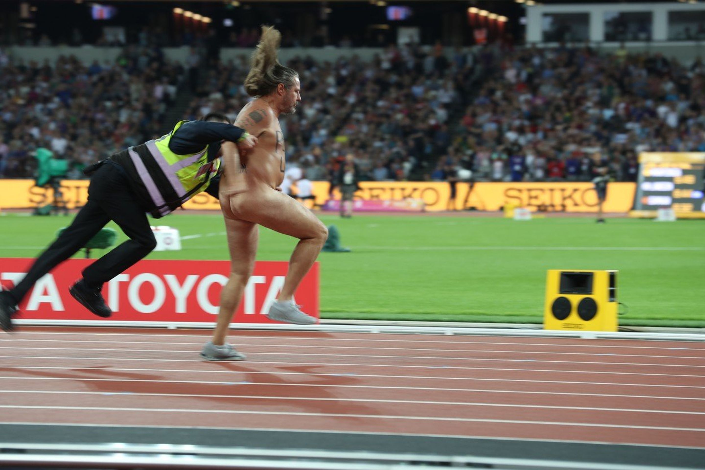 Nahý fanoušek sváděl sprinterský souboj s ochrankou - GALERIE: Bolt se loučil s kariérou, s ním se zase loučil odvážný naháč! (3/6)