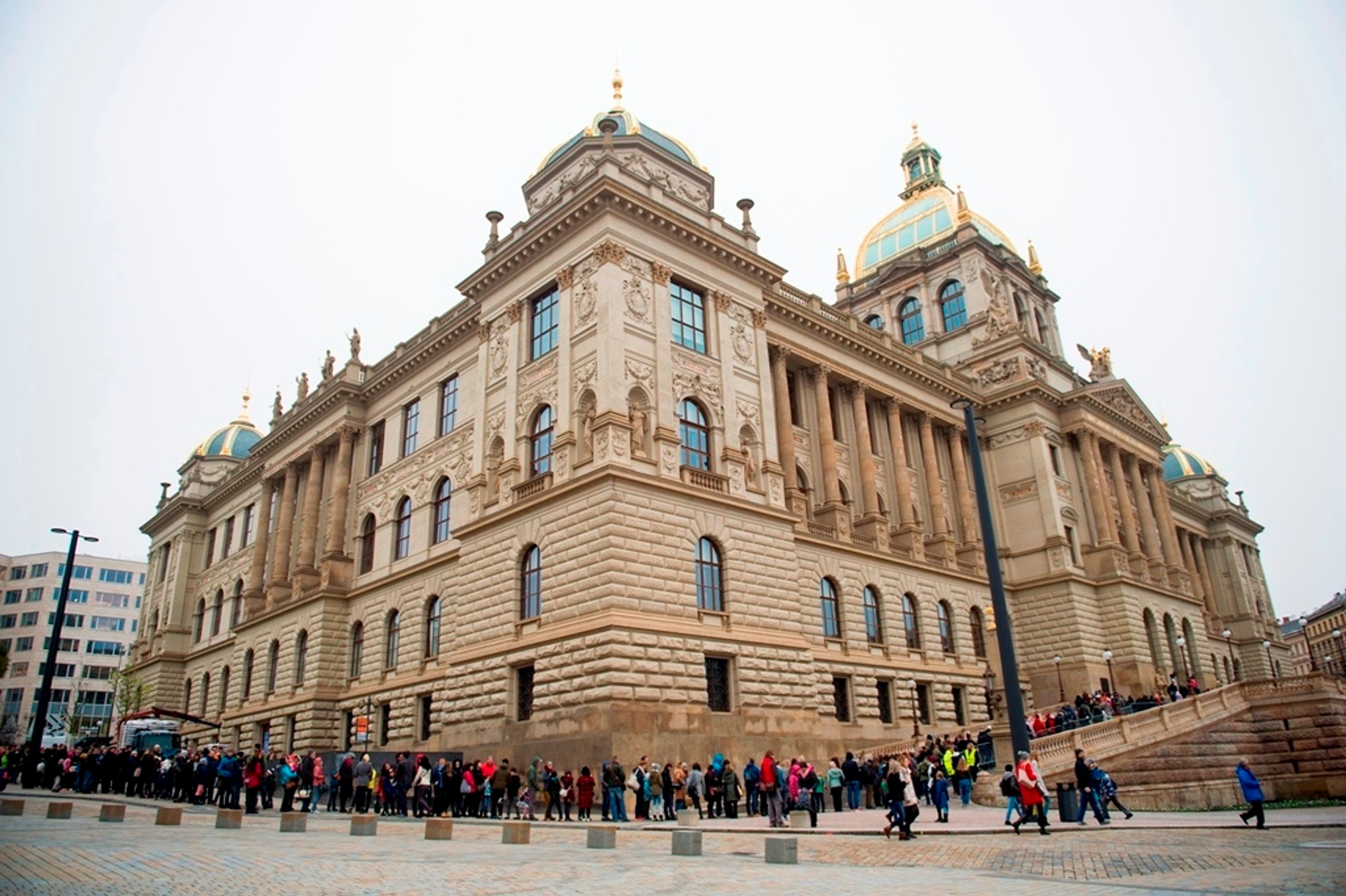 Na vstup do Národního muzea lidé čekají hodinové fronty - 10 - GALERIE: Fronty před Národním muzeem (2/34)