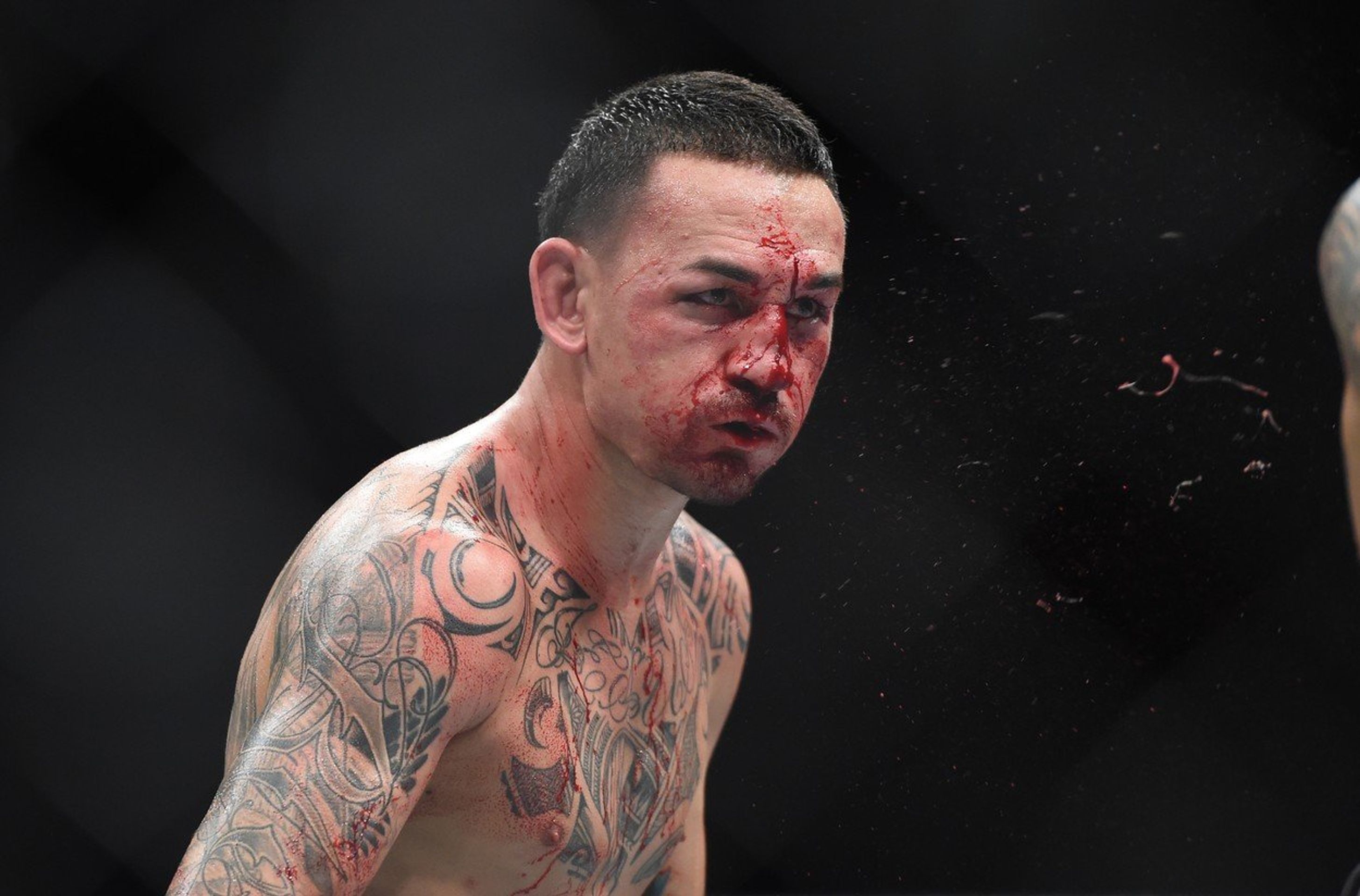 Max Holloway dostal nakládačku - GALERIE: Dustin Poirier vybojoval prozatimní titul v lehké váze (3/4)