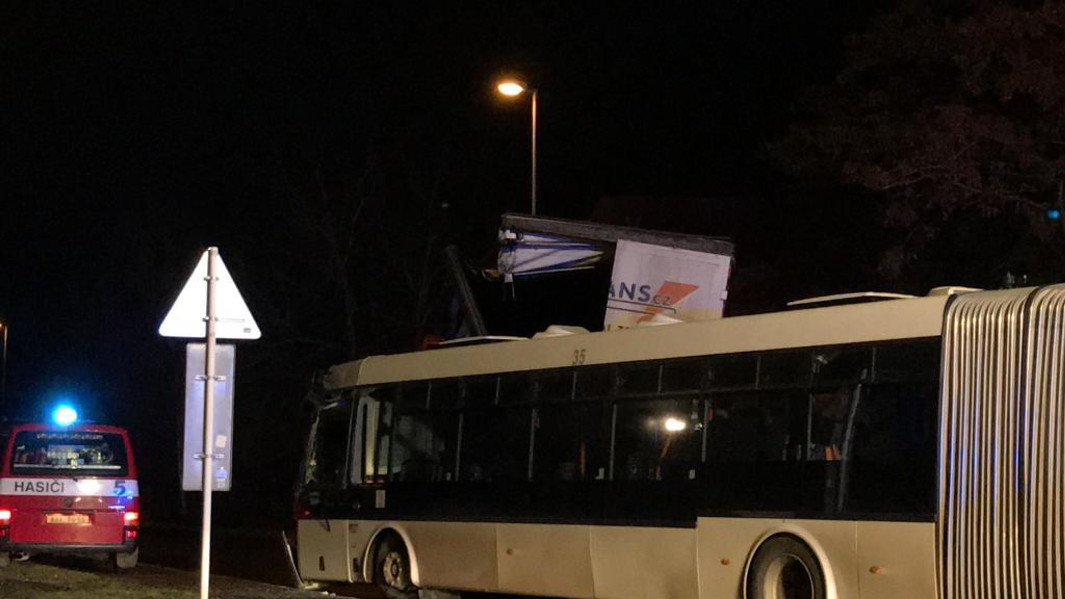 Nehoda autobusu v Horních Počernicích - 5 - GALERIE: Nehoda autobusu v Horních Počernicích (7/11)