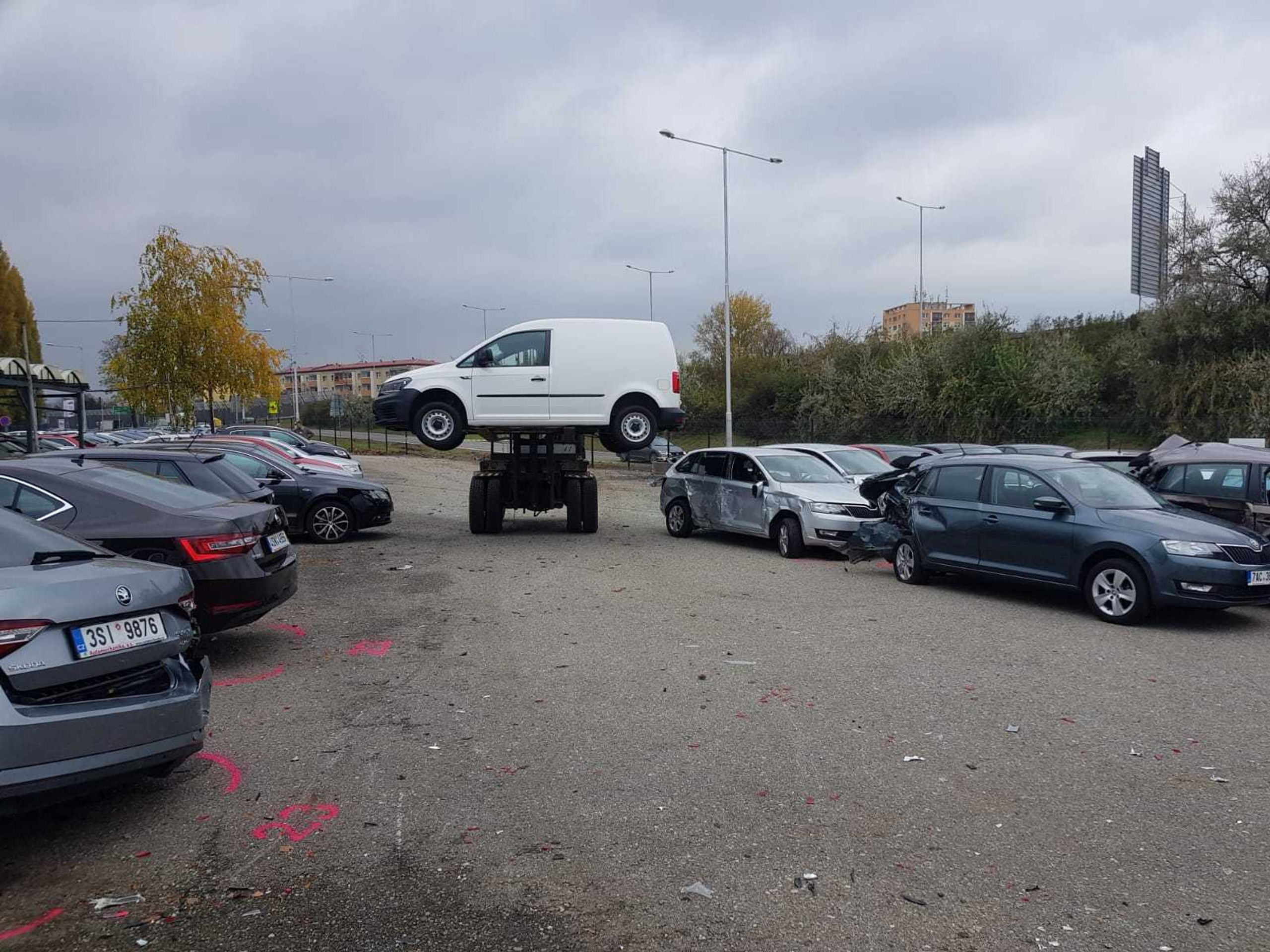 Nákladní auto vjelo do autobazaru, kde nabouralo několik aut - 1 - GALERIE: Nákladní auto vjelo do autobazaru, kde nabouralo několik aut (1/17)