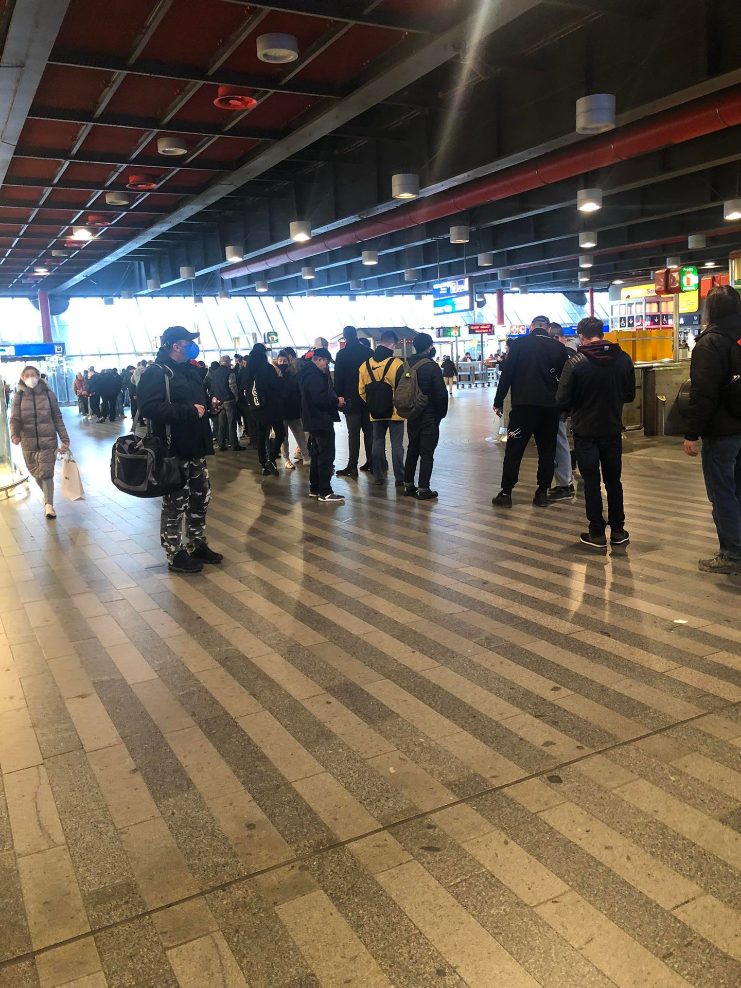 Fronty na očkování na hlavním nádraží v Praze - Fronty na očkování na hlavním nádraží v Praze (2/5)