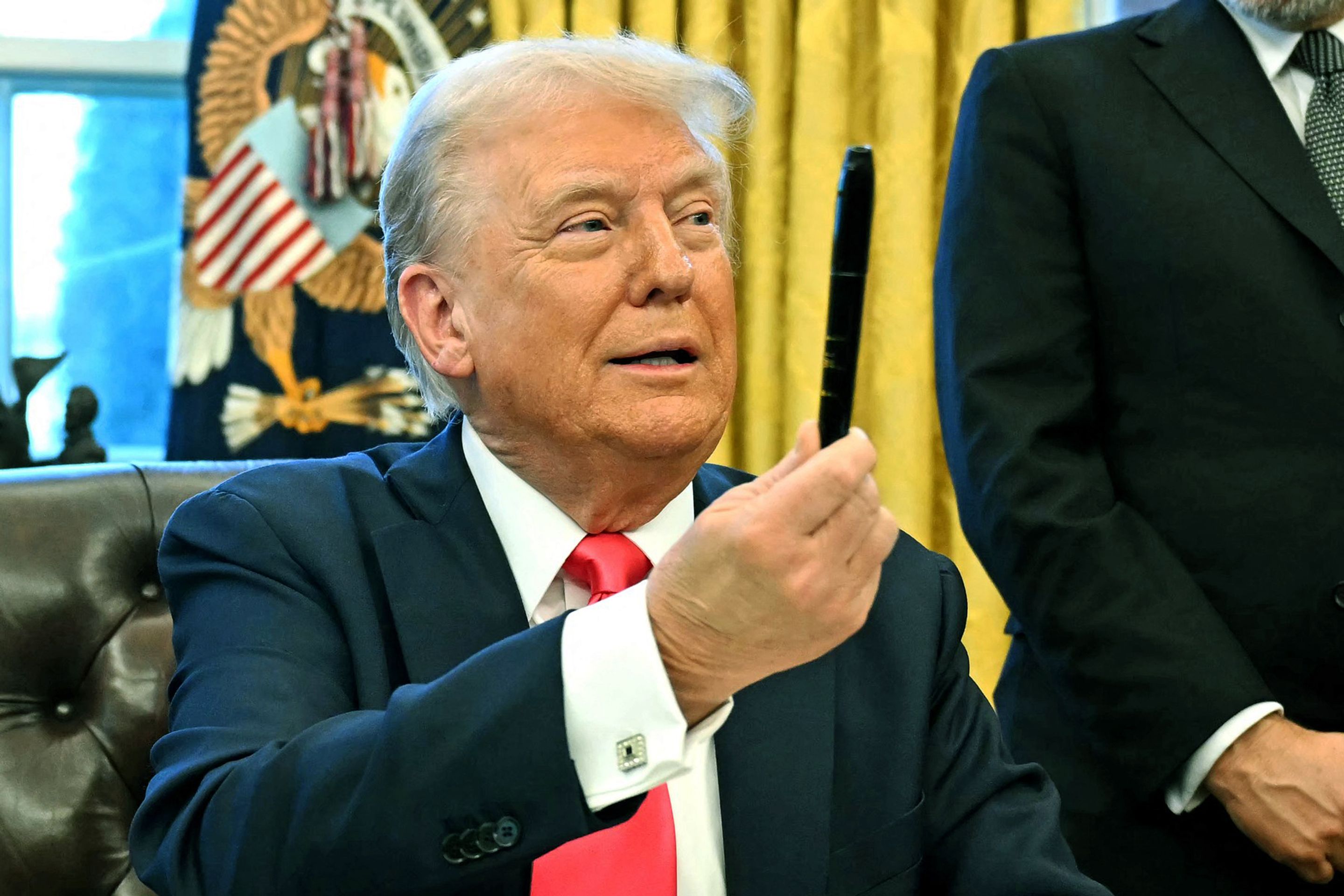 Donald Trump, 25. 2. 2025 - Donald Trump s modřinou na ruce (4/5)