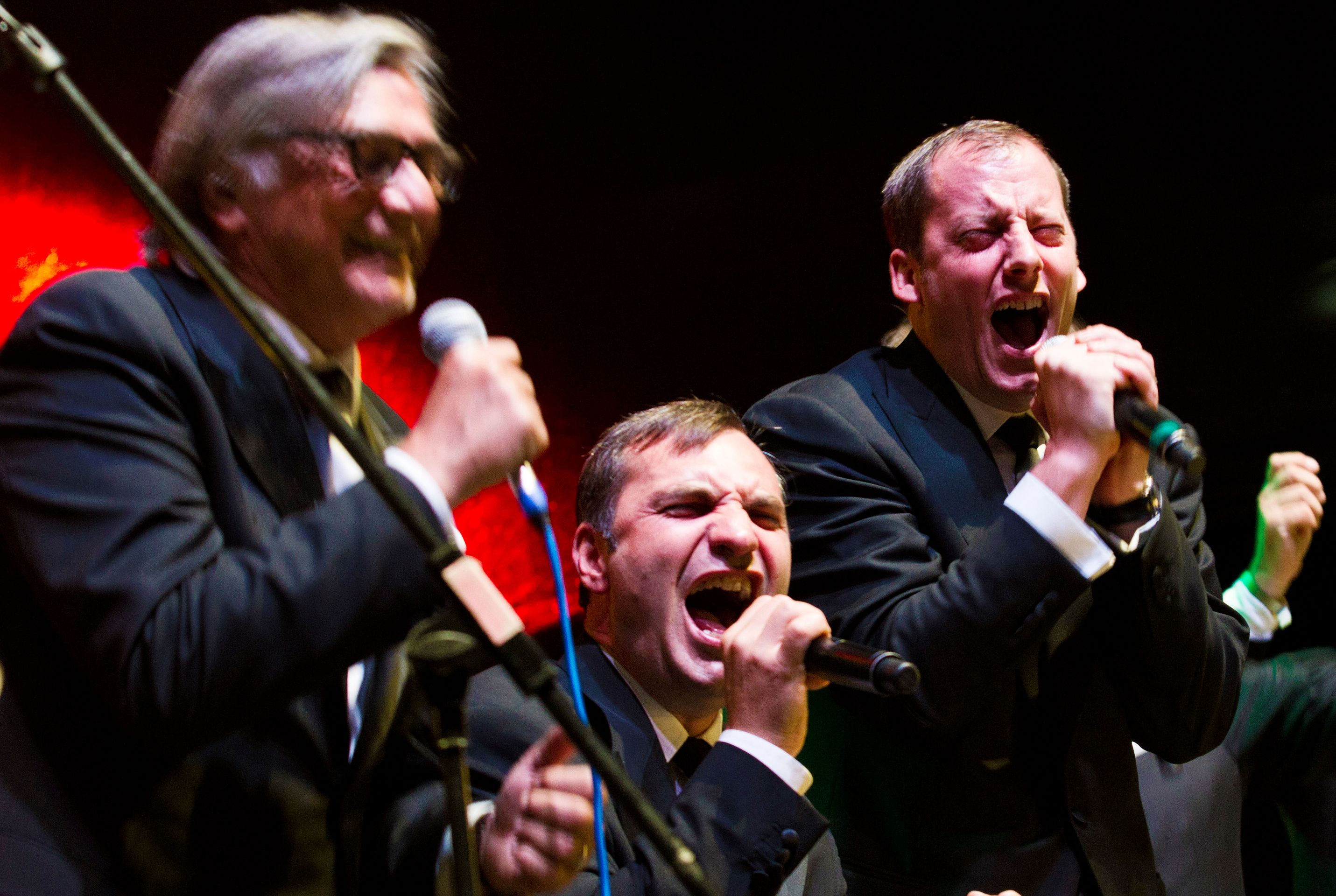Jiří Bartoška, herec Jiří Macháček a výkonný ředitel festivalu Kryštof Mucha - Koncert Vojty Dyka na MFF (2/7)