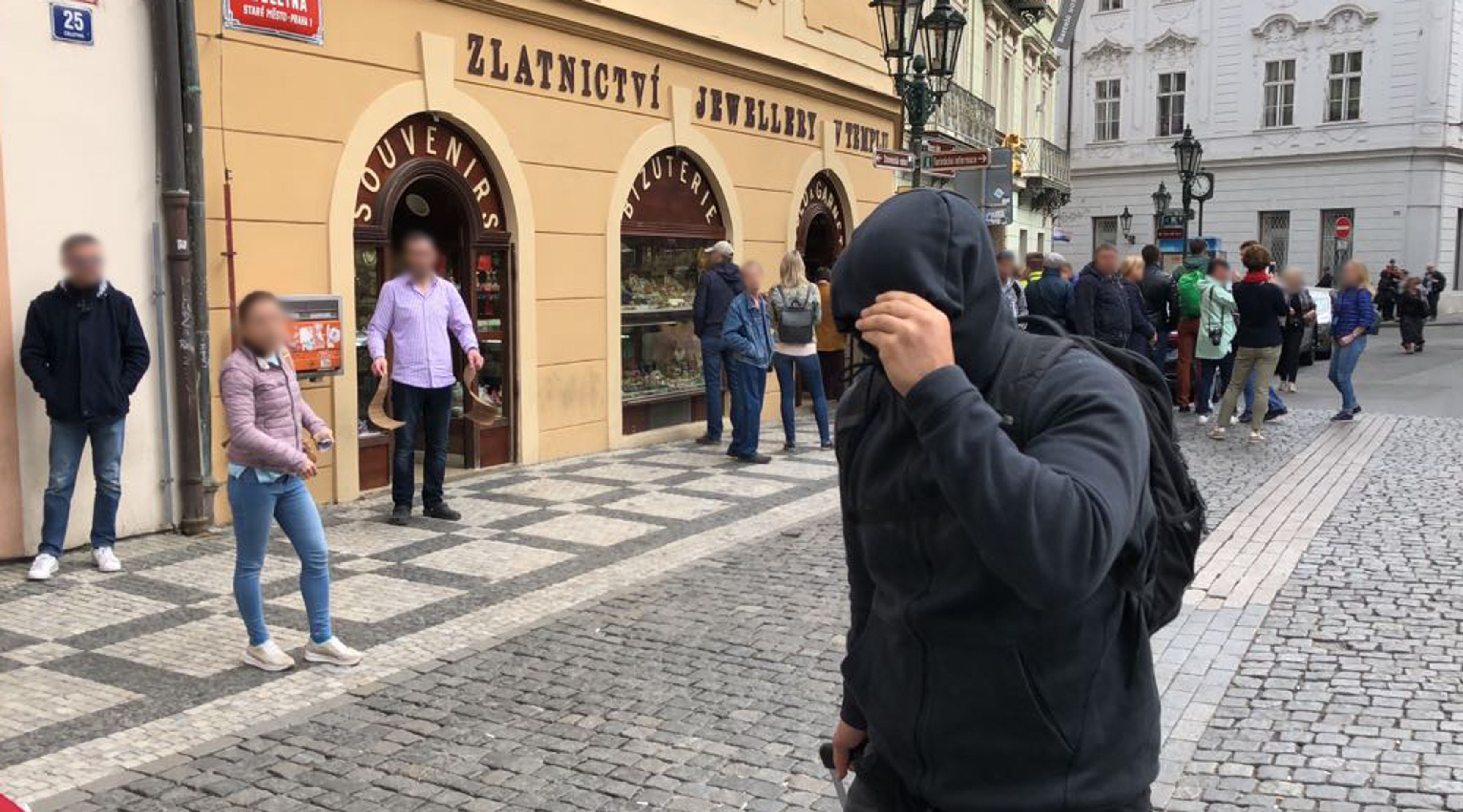 Zadržení cizinci, kteří napadli v centru Prahy číšníka - 4 - GALERIE: Zadržení cizinci, kteří napadli v centru Prahy číšníka (4/7)