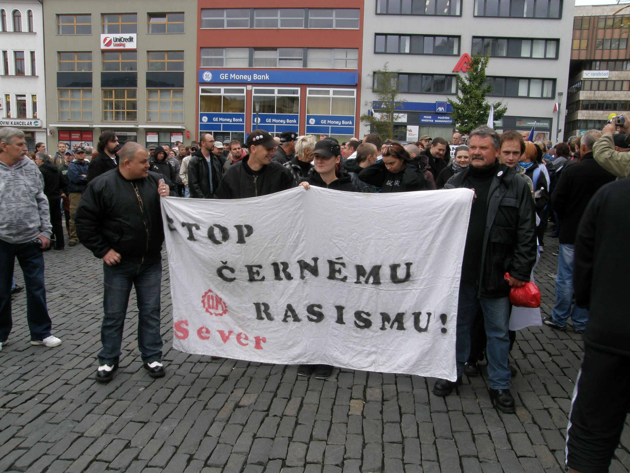 Demonstrace proti romské kriminalitě - 9 - GALERIE: Demonstrace proti romské kriminalitě (9/15)
