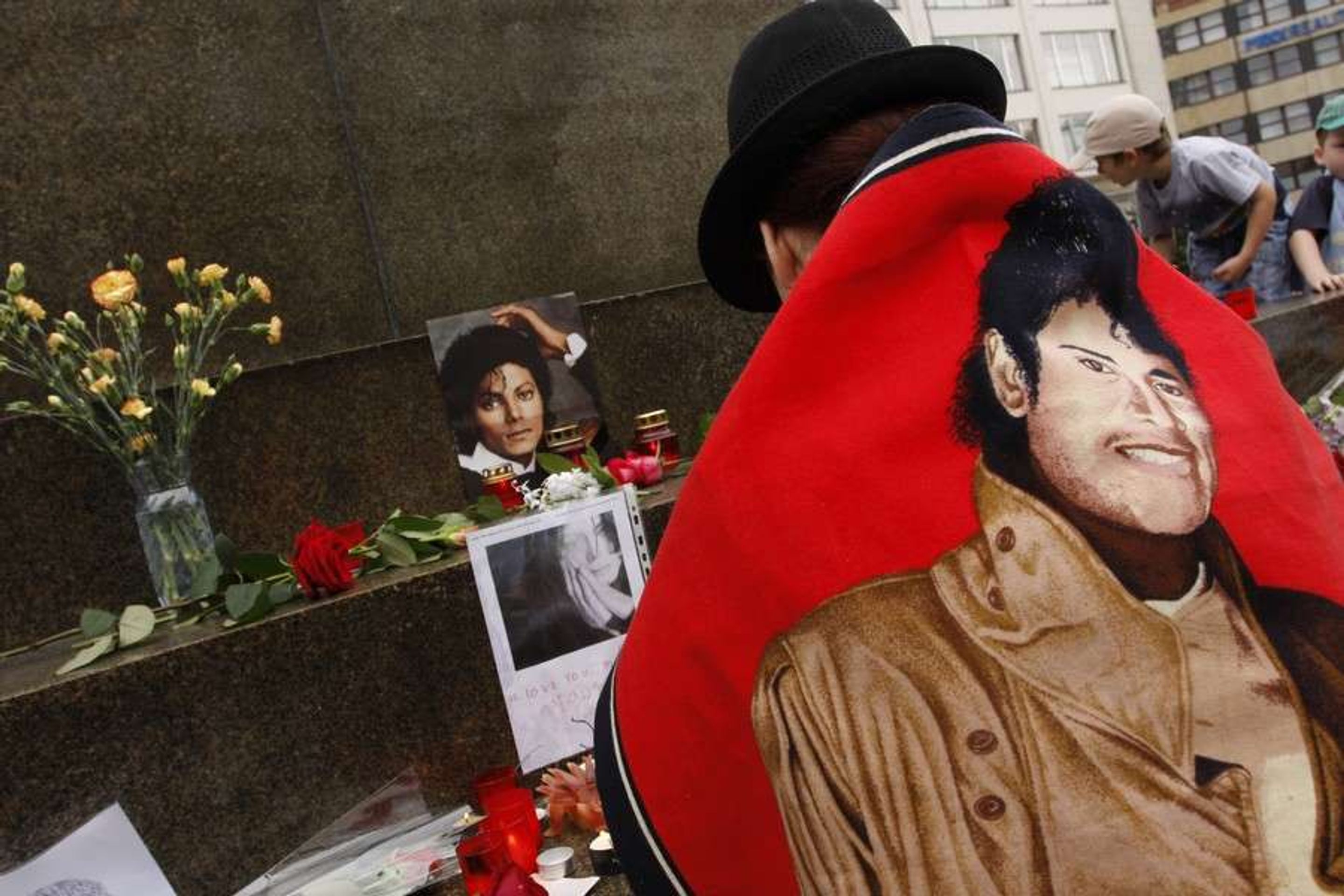 Jacksonovi fanoušci na Václavském náměstí - Fotogalerie: Jacksonovi fanoušci na Václavském náměstí (2/6)