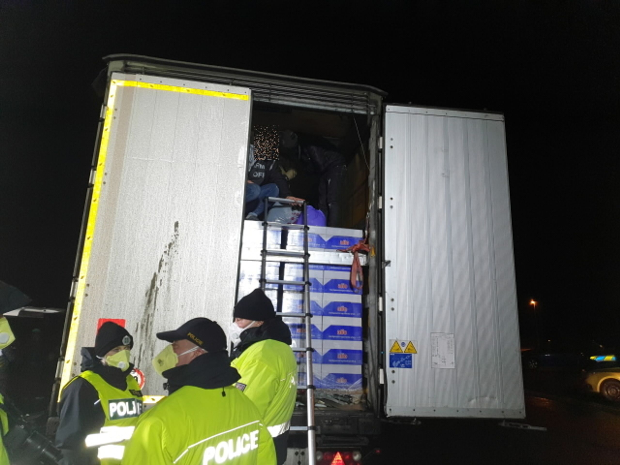 Celorepubliková policejní akce „KAMION“ - 8 - GALERIE: Policisté našli v kamionu 11 uprchlíků (8/10)