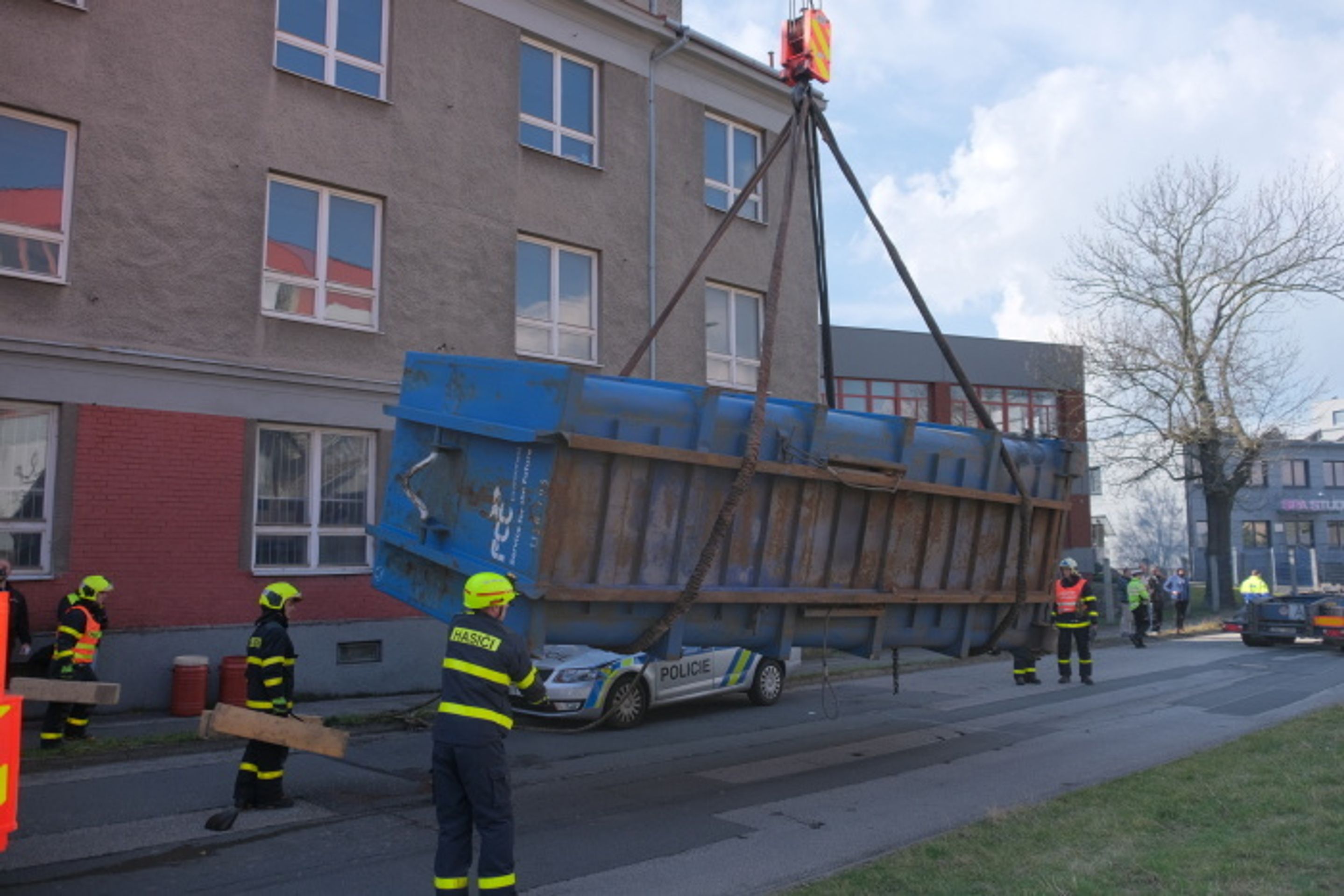 Kontejner v Ostravě spadl na policejní auto - 11 - GALERIE: Kontejner v Ostravě spadl na policejní auto (11/24)