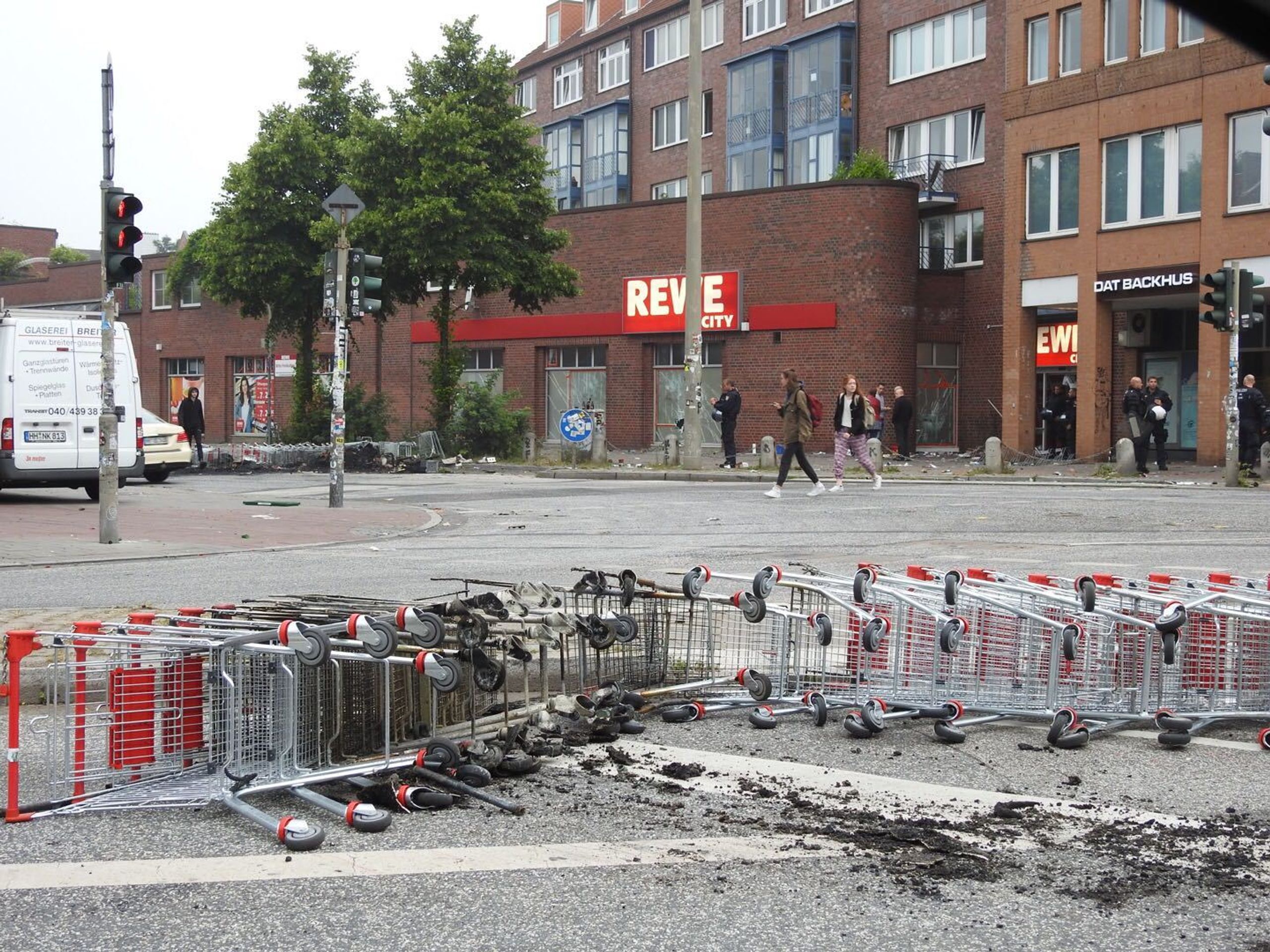 Žhářské útoky a rabování v Hamburku - 11 - GALERIE: Žhářské útoky a rabování v Hamburku při summitu G20 (1/11)