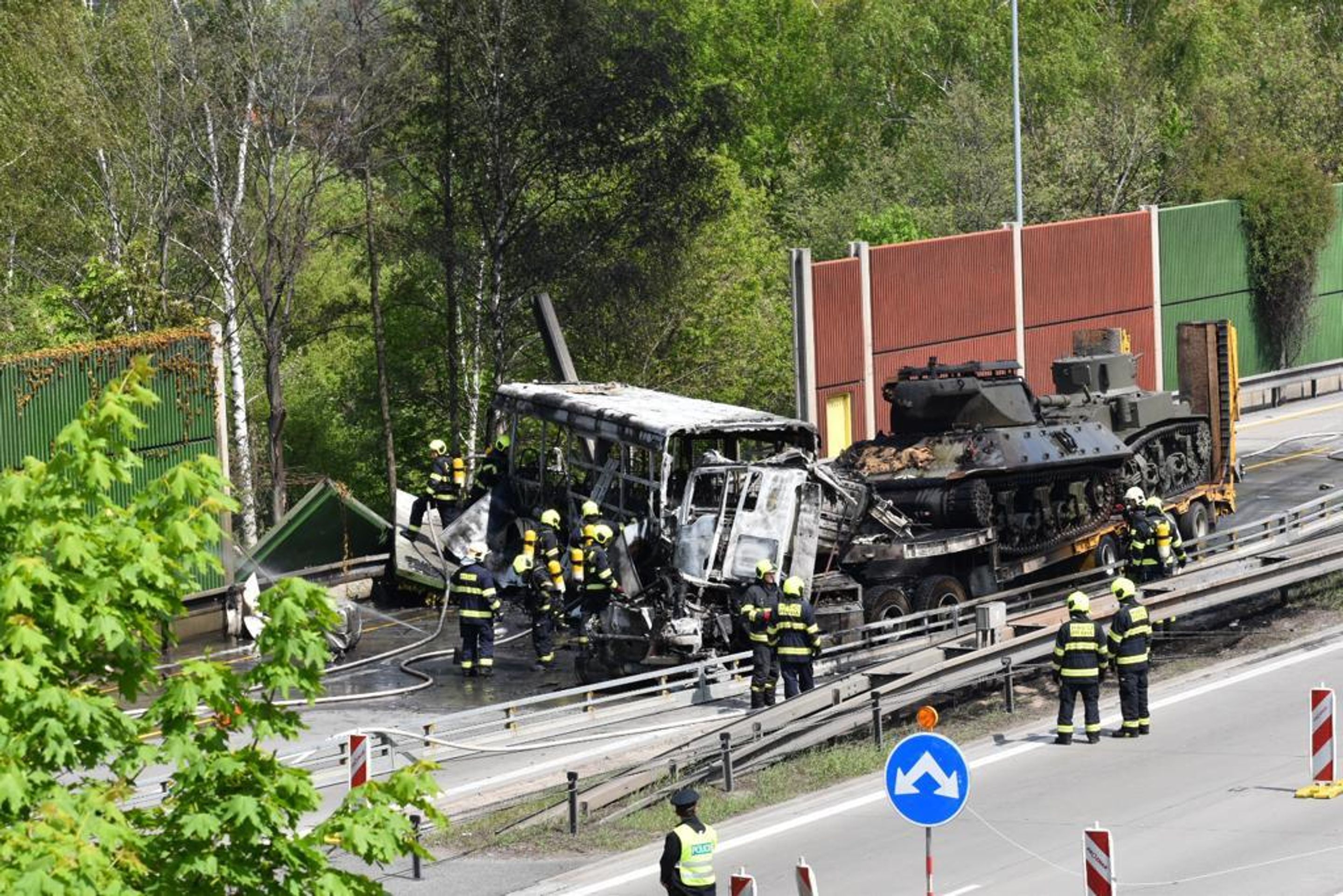 Nehoda vězeňského autobusu a kamionů na Pražském okruhu - 3 - GALERIE: Nehoda autobusu a kamionů na pražském okruhu (13/30)