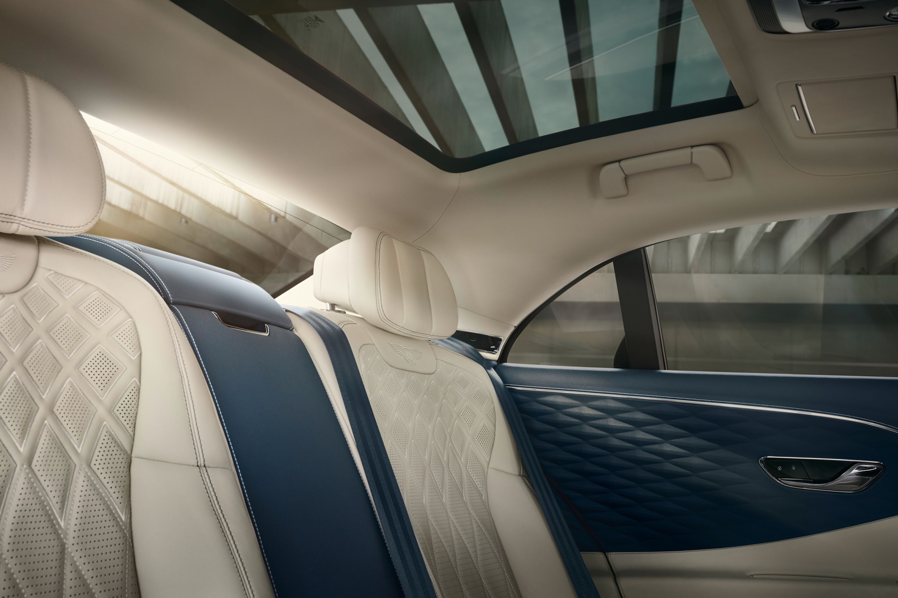 Bentley Flying Spur - 9 - Fotogalerie: Sportovní limuzína Bentley Flying Spur (3/14)
