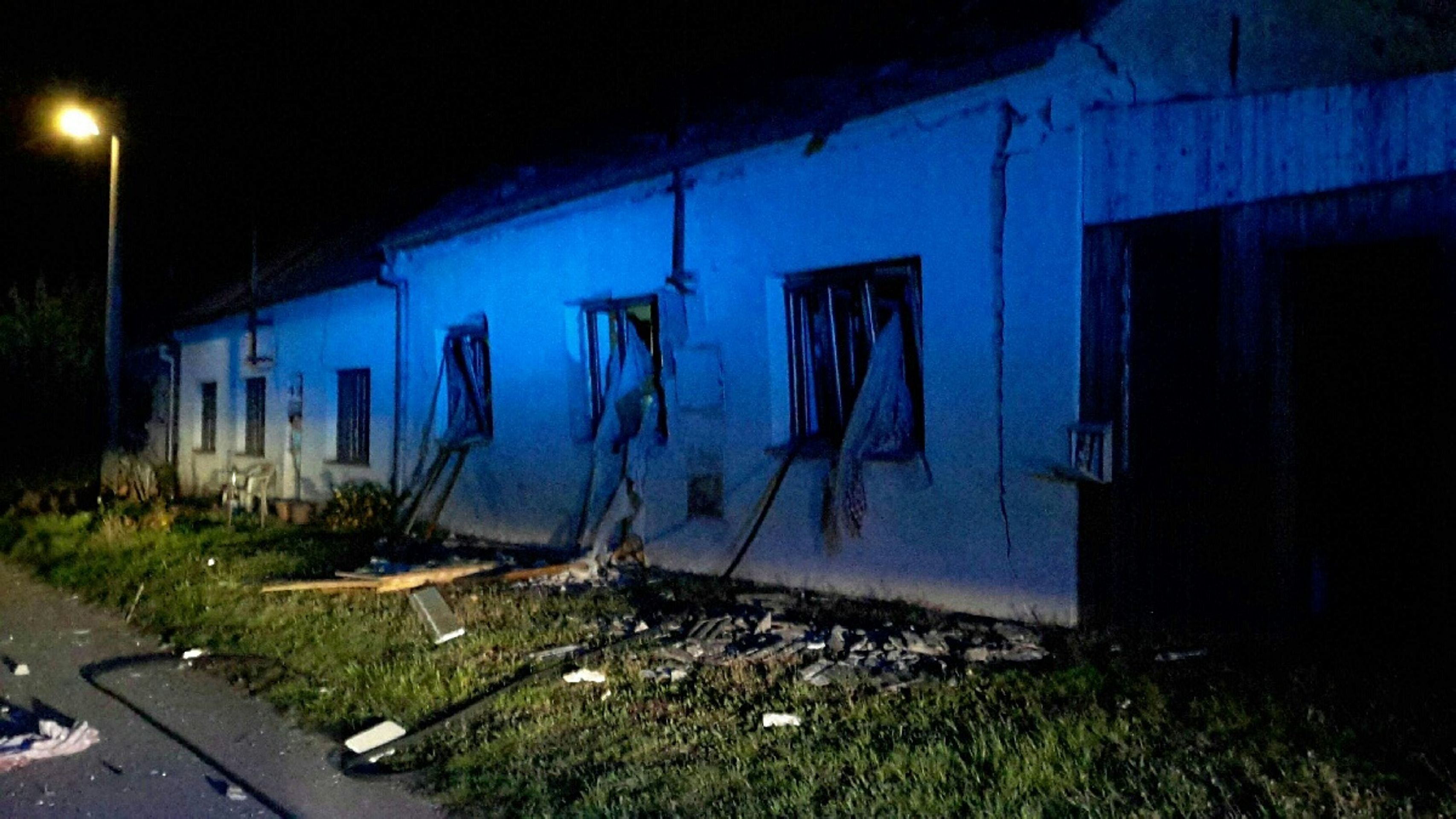 Výbuch plynu poškodil rodinný dům u Brna, bylo třeba ho podepřít - 1 - GALERIE: Výbuch plynu poškodil rodinný dům, hasiči ho podepřeli (8/8)