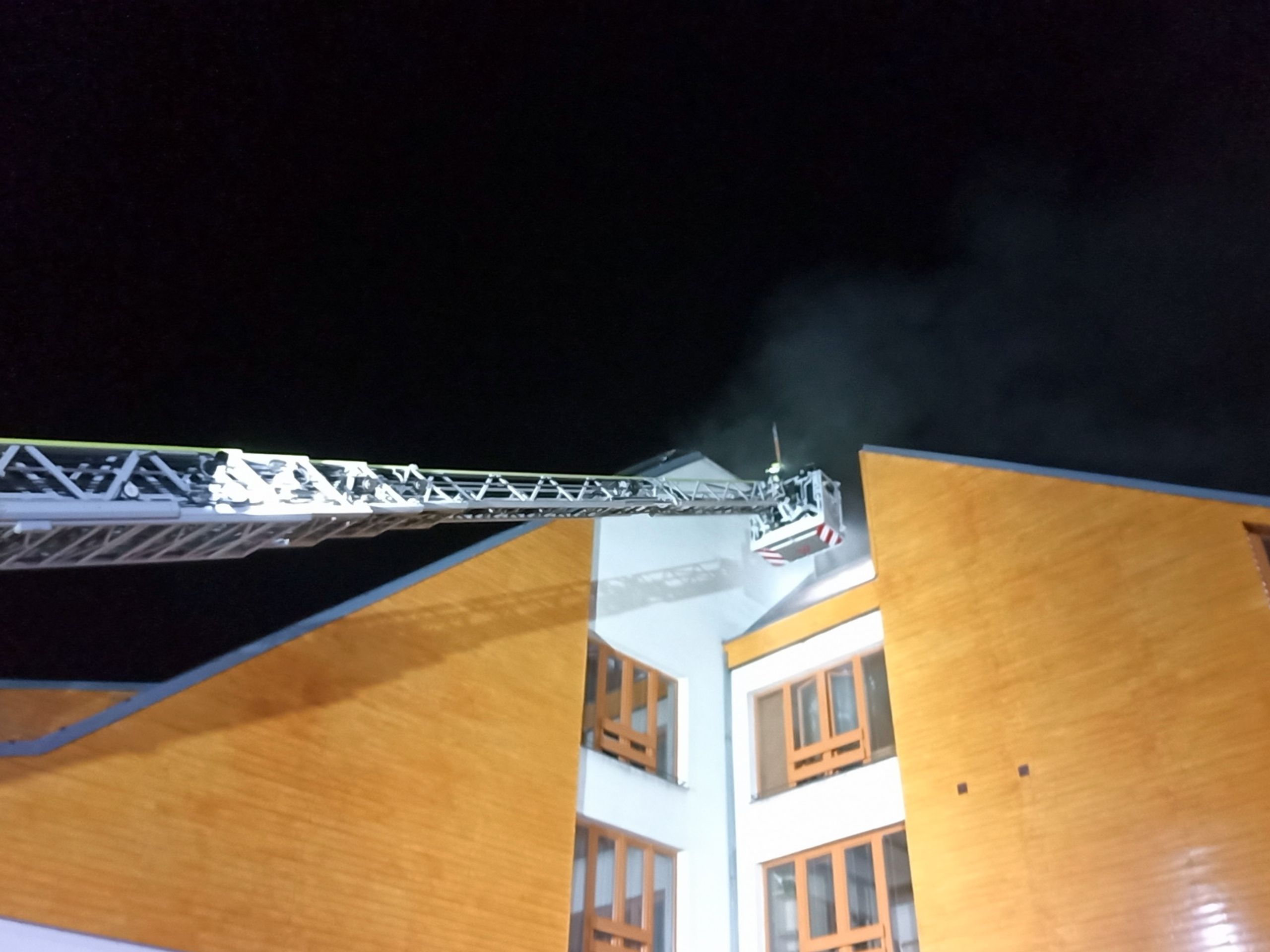 Požár domu v Rožnově pod Radhoštěm - Večerní požáry v Náchodě, Rožnově a Praze (3/6)