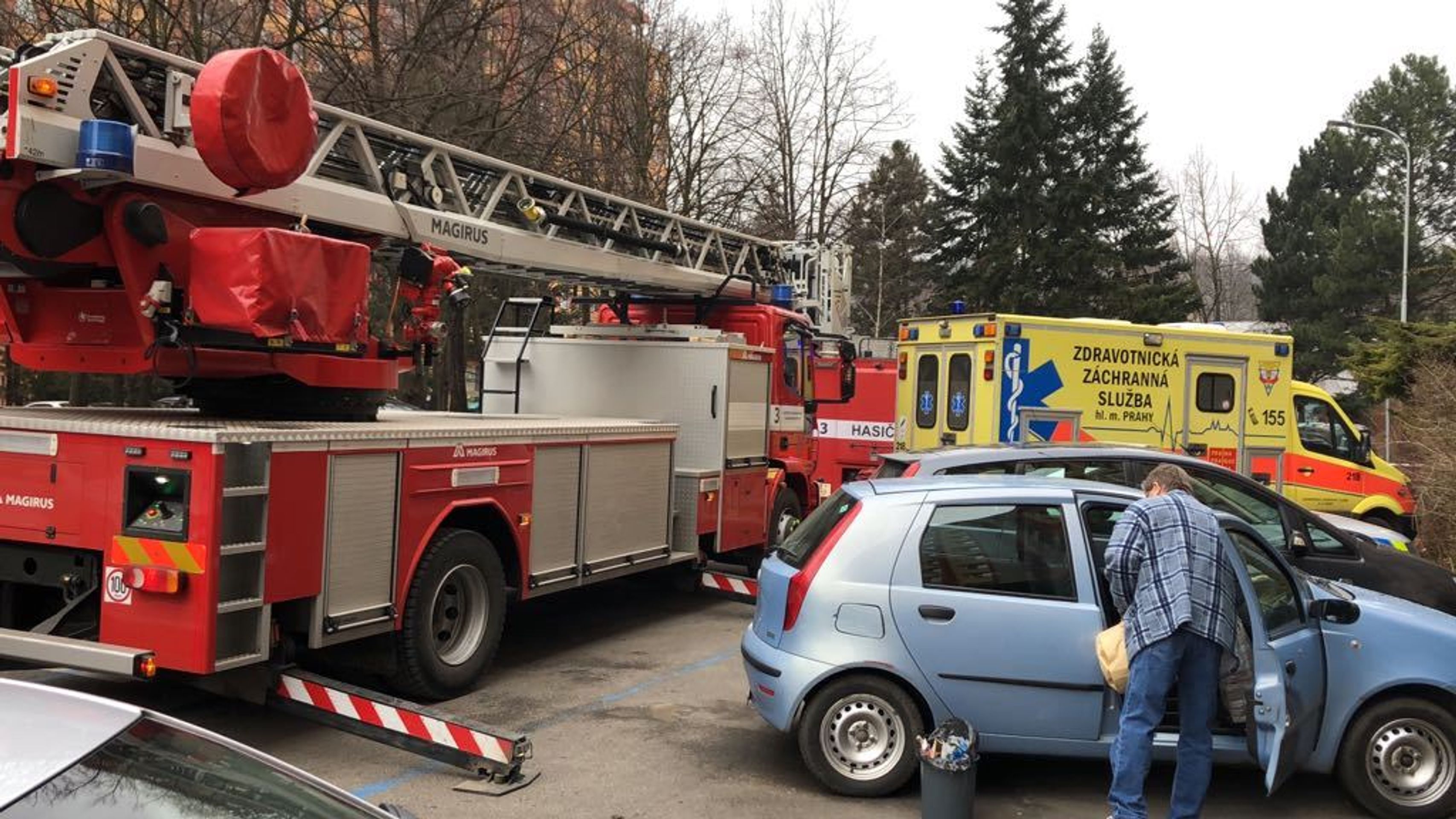 Evakuace a zásah policistů ve Famfulíkově ulici v Praze - 8 - GALERIE: Evakuace a zásah policistů ve Famfulíkově ulici (7/14)