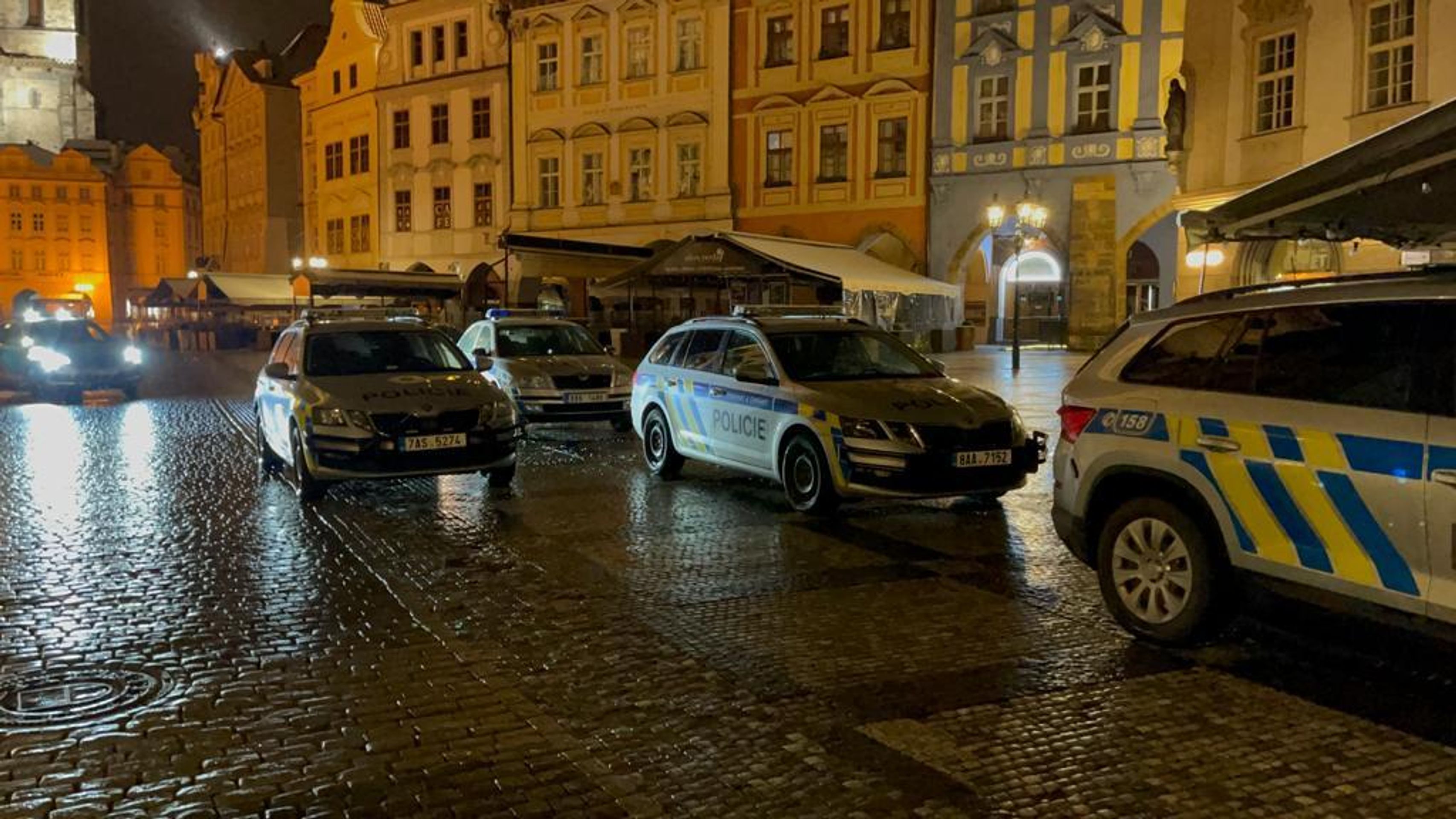Razie v hotelu U Prince - 4 - GALERIE: Zásah policistů v otevřených podnicích v Praze (5/8)