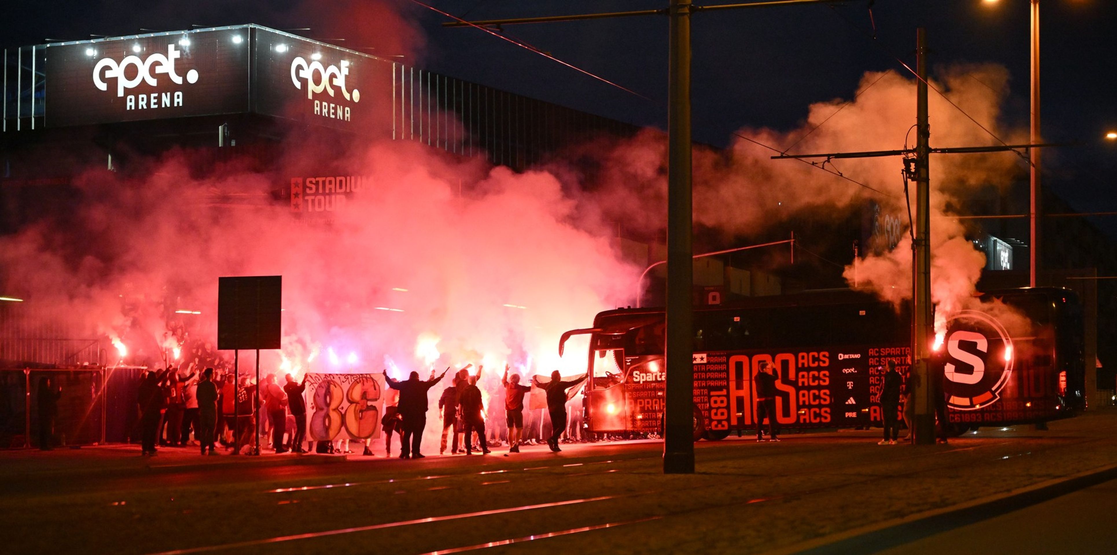 Policejní těžkooděnci zasahovali proti fanouškům Sparty oslavujícím mistrovský titul, 18. 5. 2024 (2) - Zásah policistů proti fanouškům Sparty (1/4)