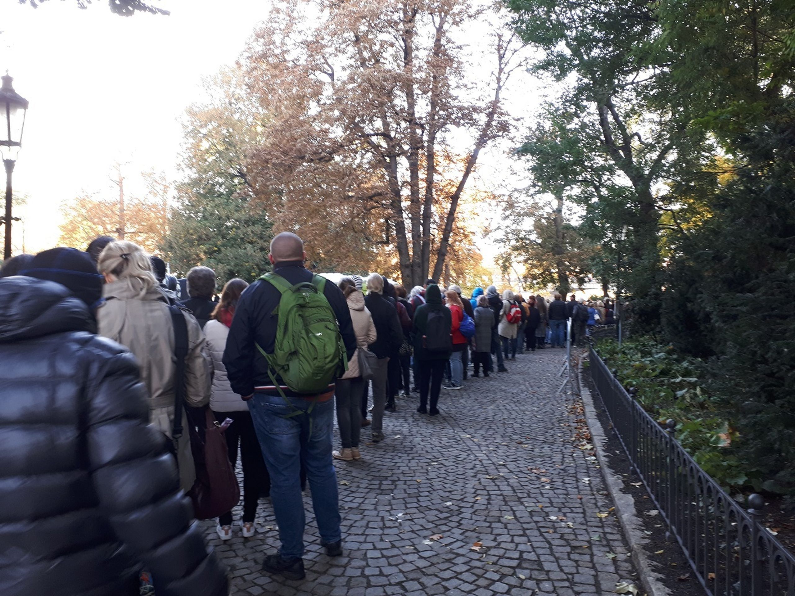 Fronty fanoušků loučících se s Karlem Gottem - 2 - GALERIE: Loučení s Karlem Gottem na Slovanském ostrově (6/39)