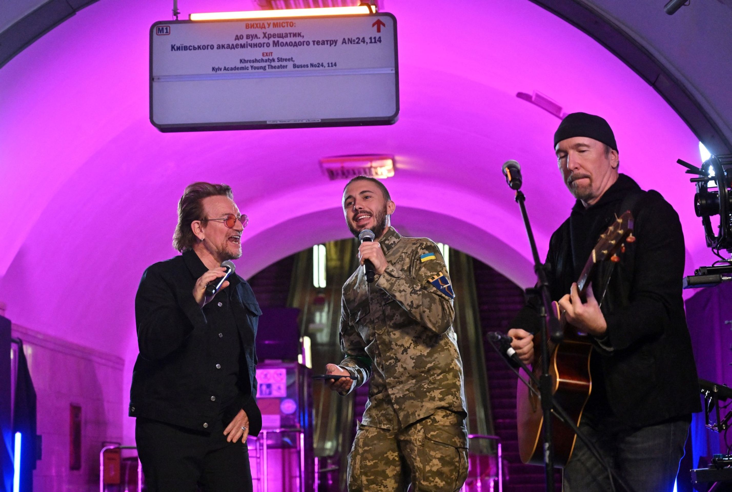 Bono a The Edge z U2 vystupují v kyjevském metru - Nedělní návštěvy v Kyjevě (1/6)