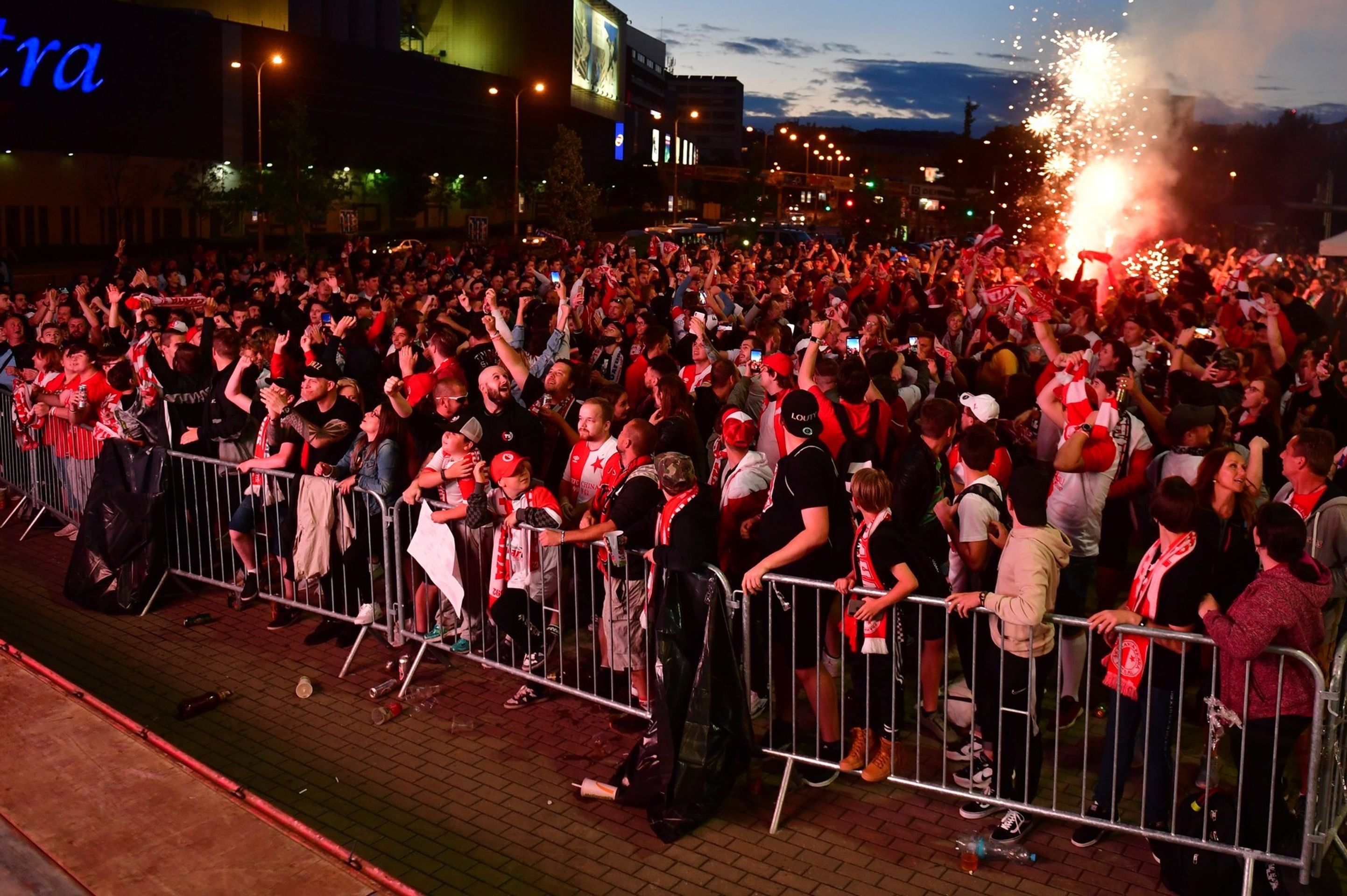Oslavy titulu fotbalové Slavie - 6 - OBRAZEM: Jak Slavia slavila titul. Fanoušci čekali před stadionem! (2/7)