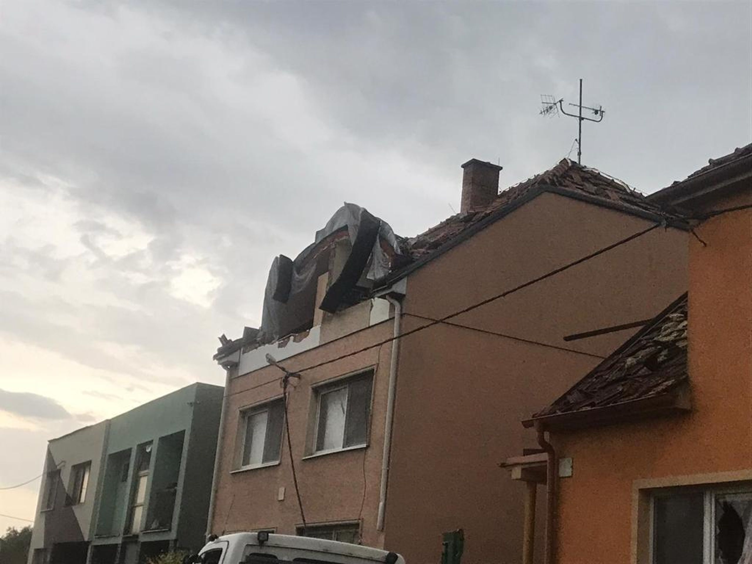 Řádění tornáda na Hodonínsku - 3 - GALERIE: Na jihu Moravy udeřilo tornádo a extrémní počasí (2/10)